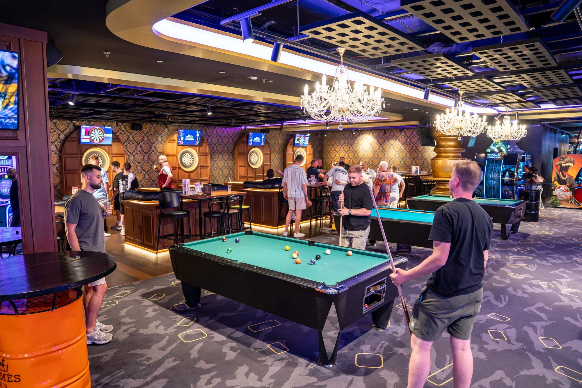 Nekonečná zábava v LEVELS Prague: 24 až 1400 kreditů na arkádové hry, minigolf i simulátor formule