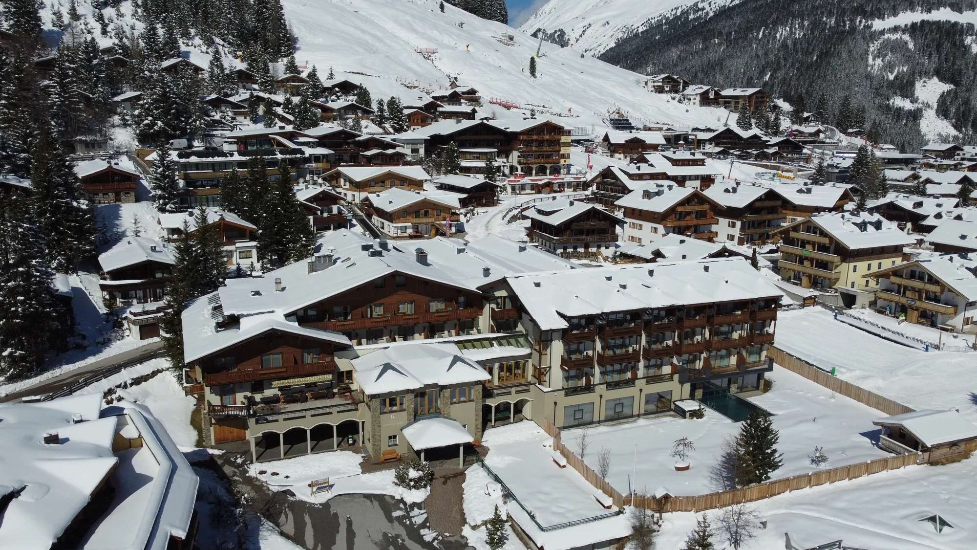 Zimní dovolená v Rakousku: 4* hotel s polopenzí a wellness, 100 m od sjezdovek, 1 dítě do 3,9 let zdarma
