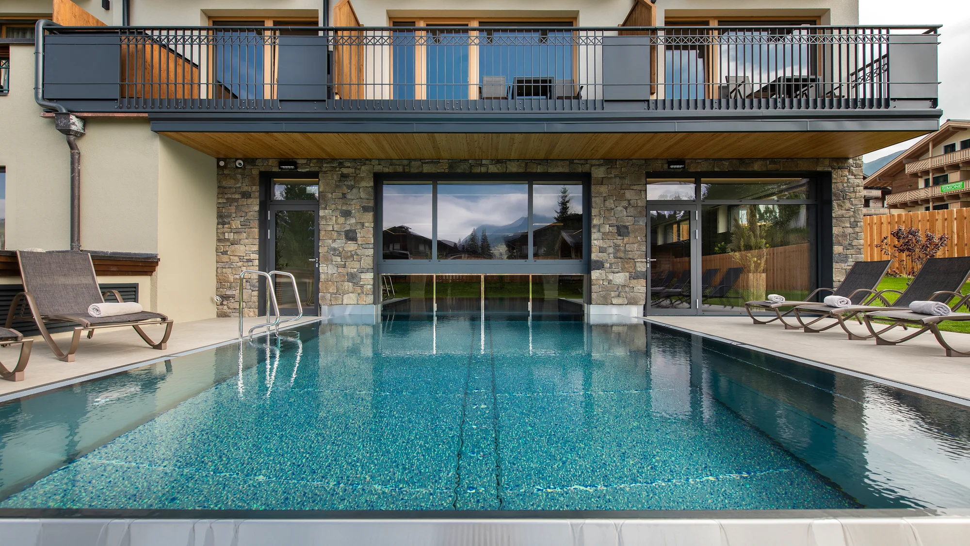 Zimní dovolená v Rakousku: 4* hotel s polopenzí a wellness, 100 m od sjezdovek, 1 dítě do 3,9 let zdarma