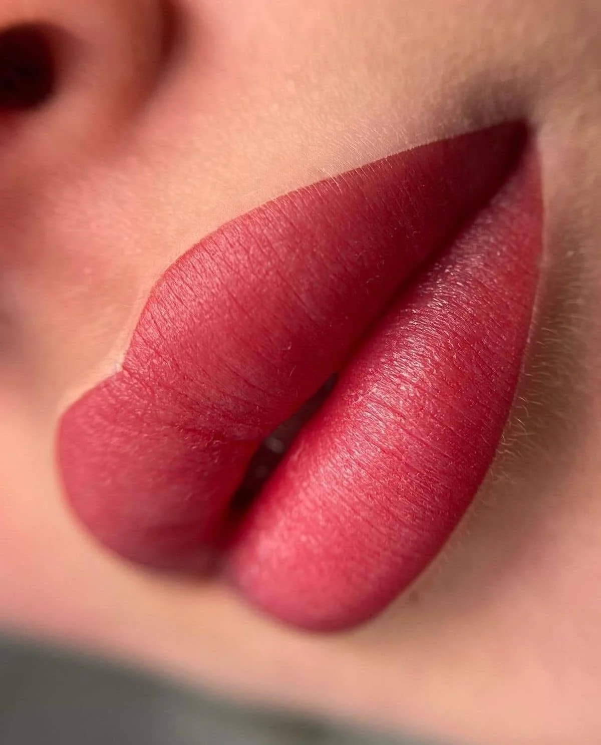 Upravená vždy a všude: vyrazte na permanentní make-up obočí či rtů