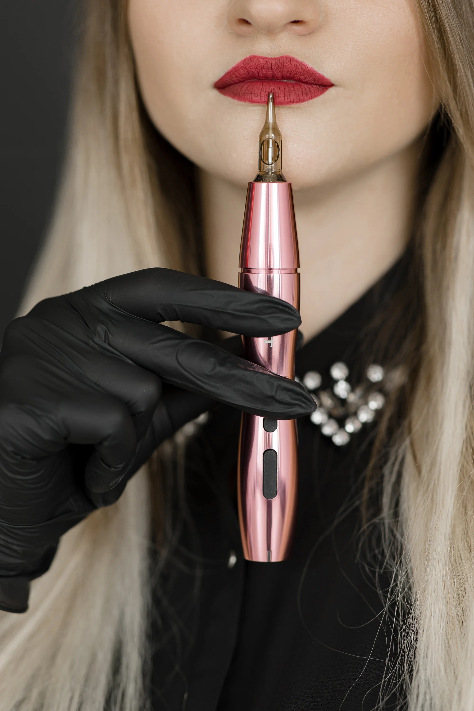 Upravená vždy a všude: vyrazte na permanentní make-up obočí či rtů