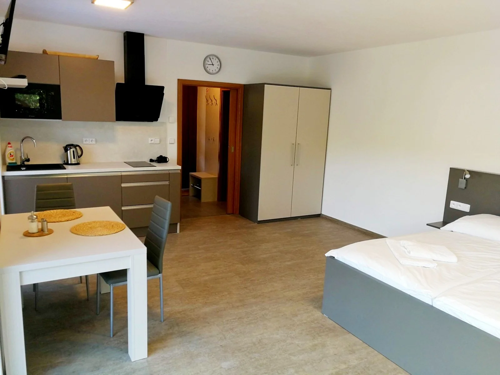 Dovolená v Moravském krasu: moderní apartmán až pro 4 osoby, vč. terasy či balkónu