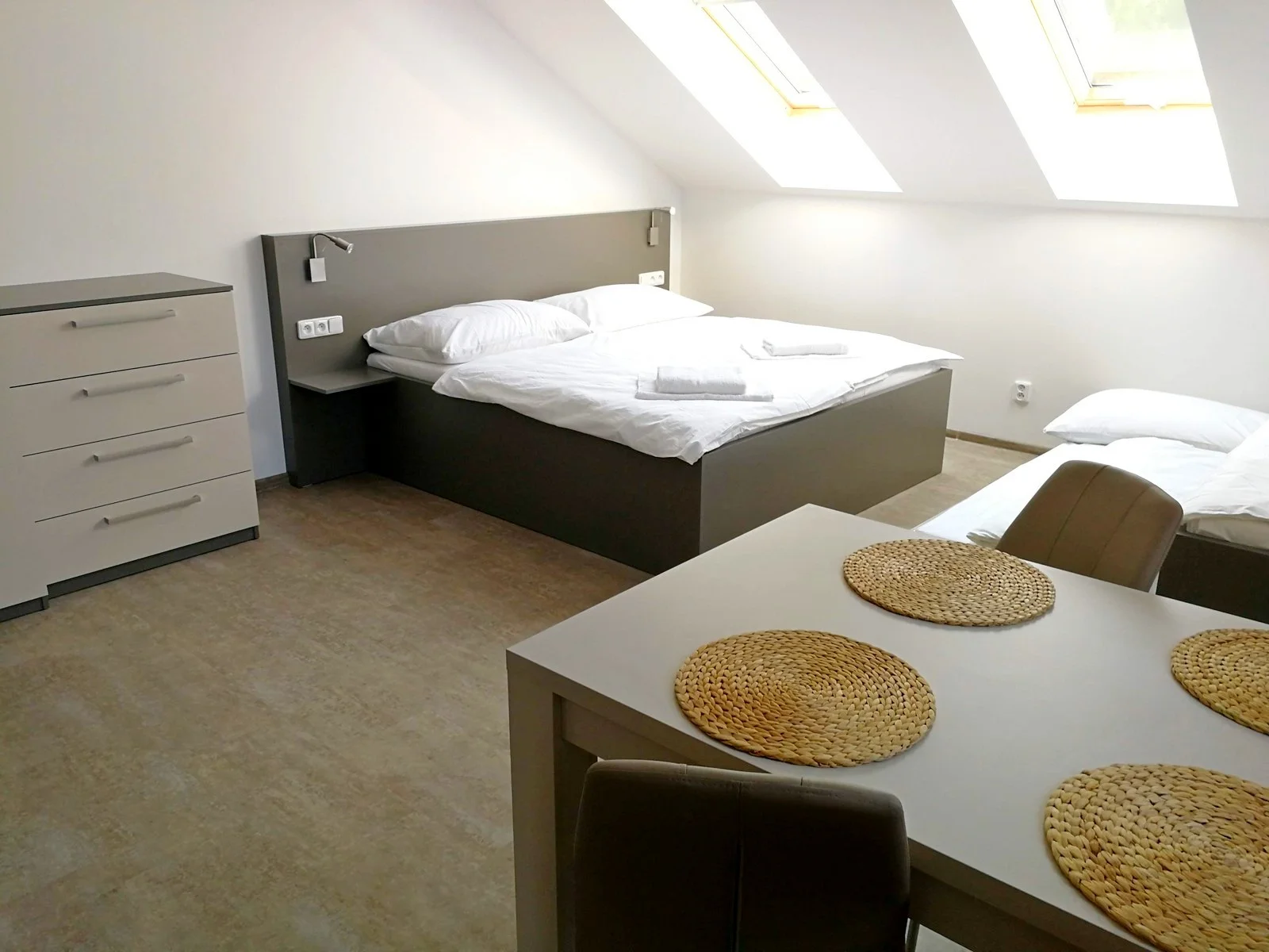 Dovolená v Moravském krasu: moderní apartmán až pro 4 osoby, vč. terasy či balkónu