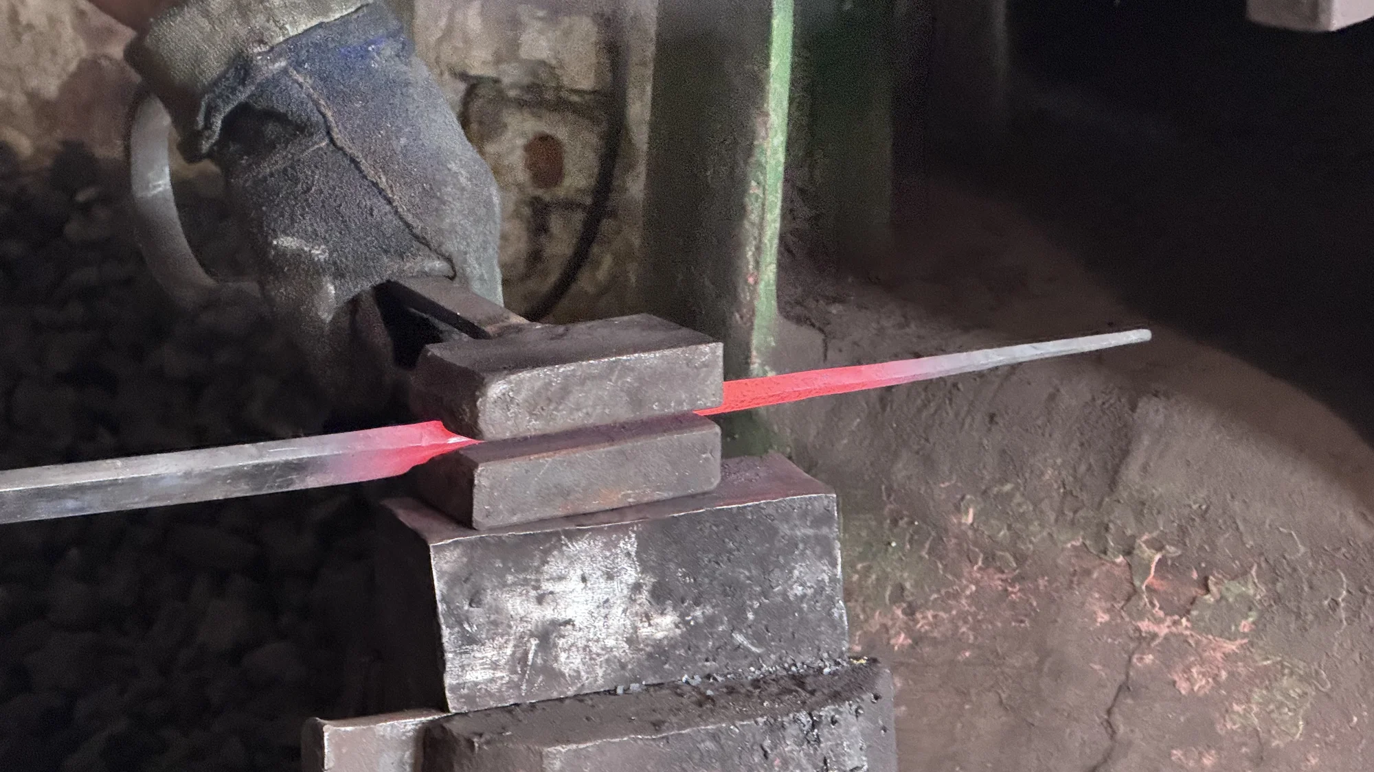 Skupinový kovářský kurz s výrobou podkovy, svícnu či nože: 2, 3 nebo 6 hod.