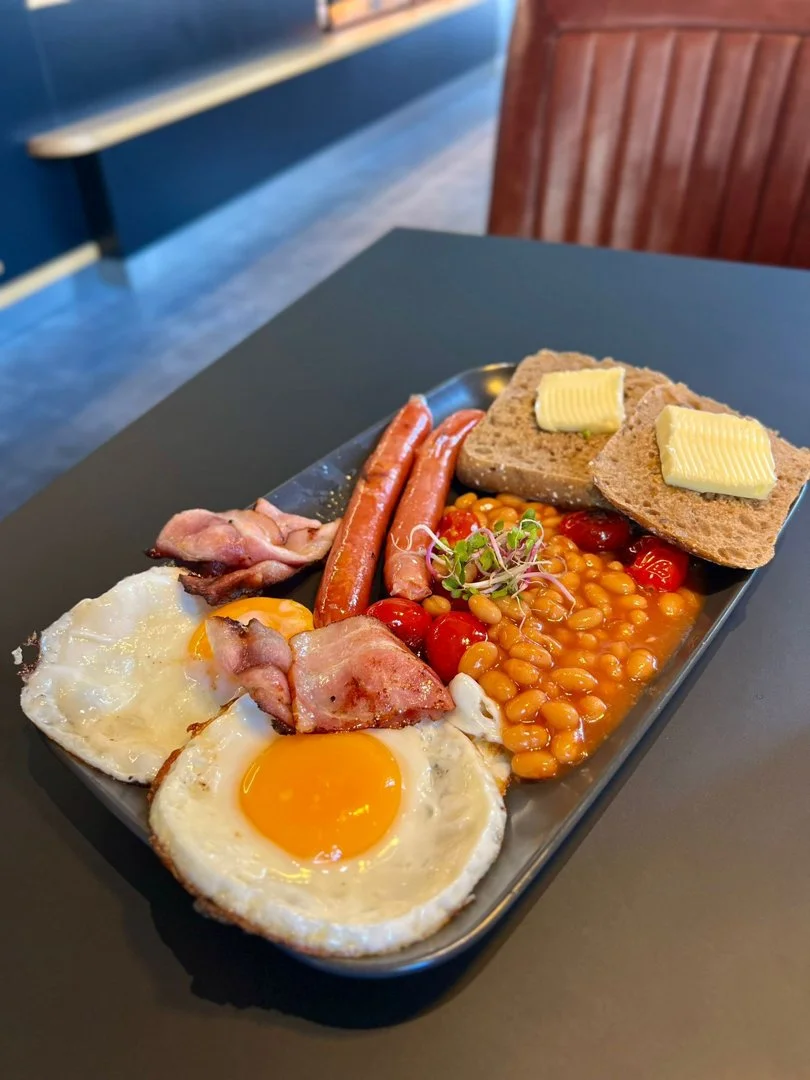 Dopřejte si vymazlený brunch vč. kávy a freshe: vejce, french toast i anglická snídaně, pro 1 či 2 osoby