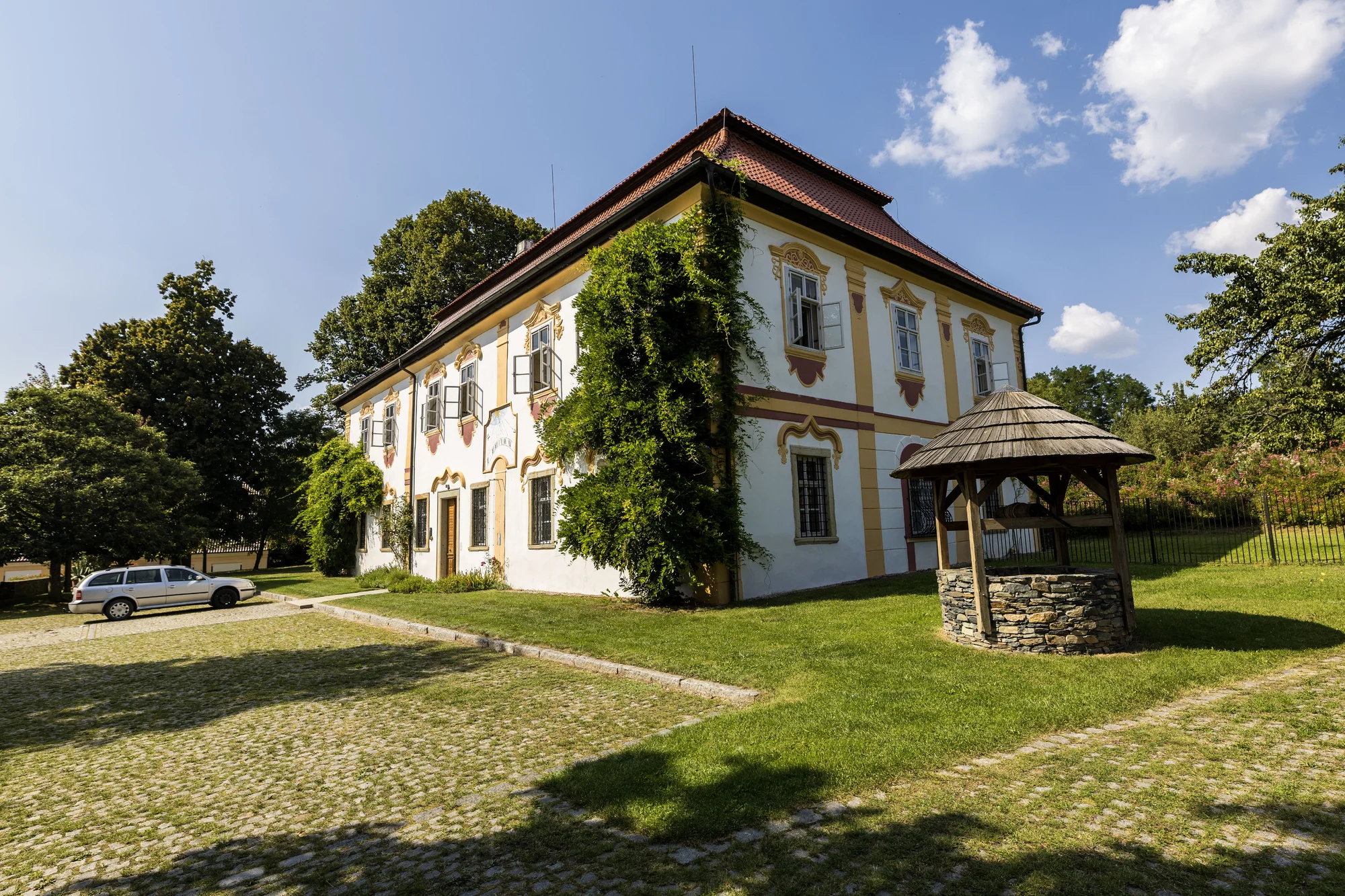 Pohádkový pobyt v barokním zámečku pro pár i rodinu, parkování zdarma