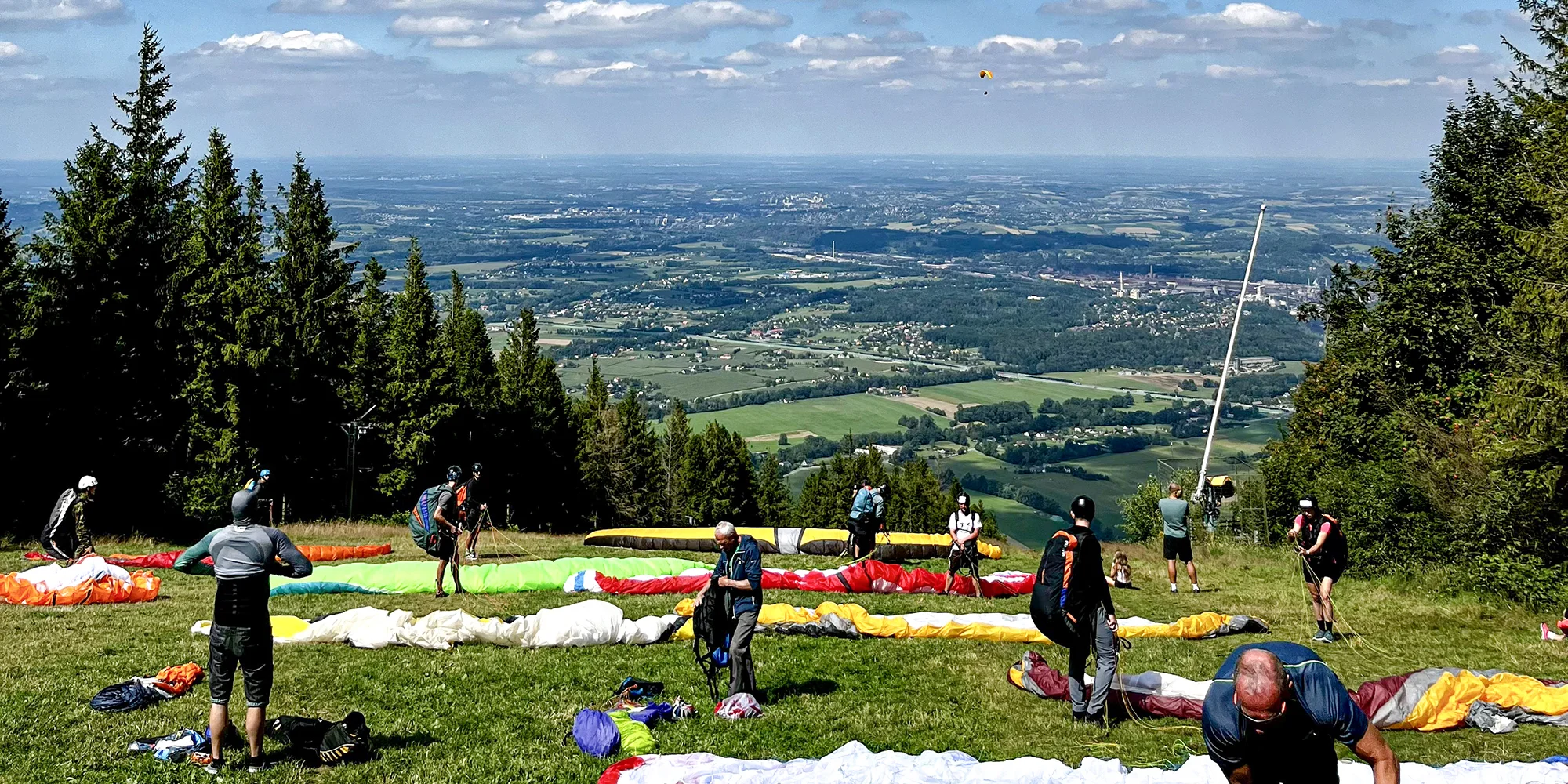 Paraglidingové lety na Javorovém vrchu: vyhlídkový, termický či akrobatický