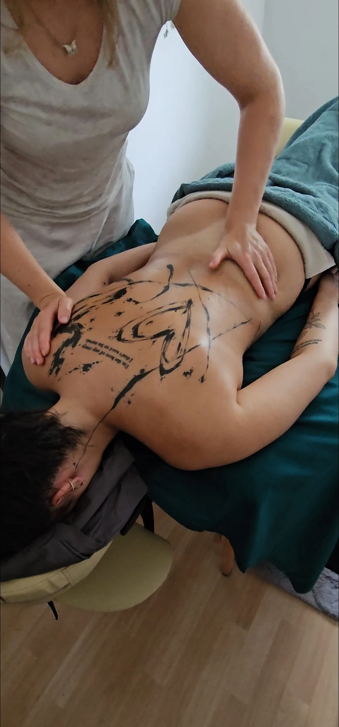 Zasloužený relax a odpočinek: masáž zad a šíje, celého těla nebo Breussova masáž