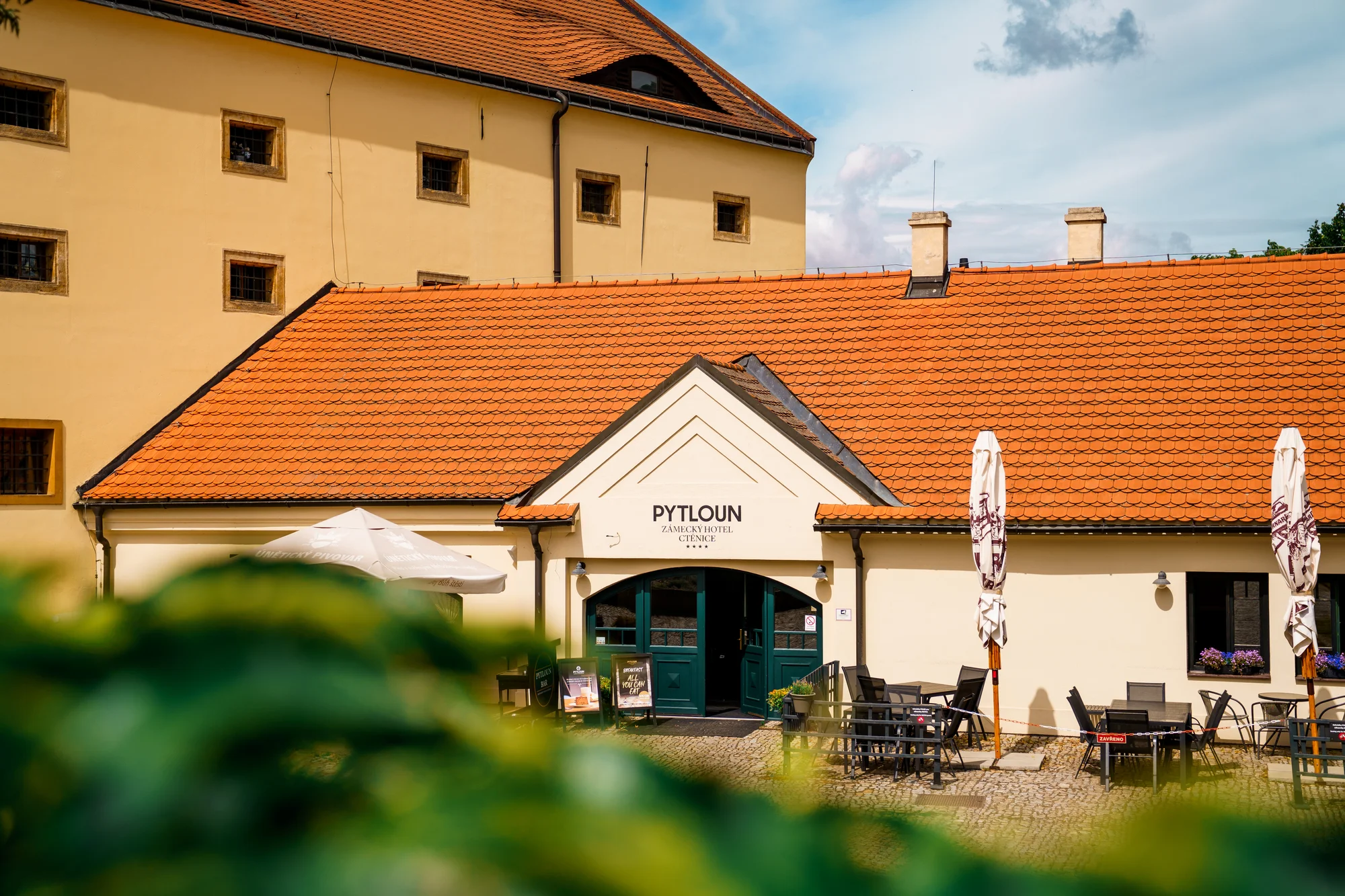 Zámecký hotel 15 km od Prahy: luxusní pokoje, snídaně i večeře a vstupenky na výstavy