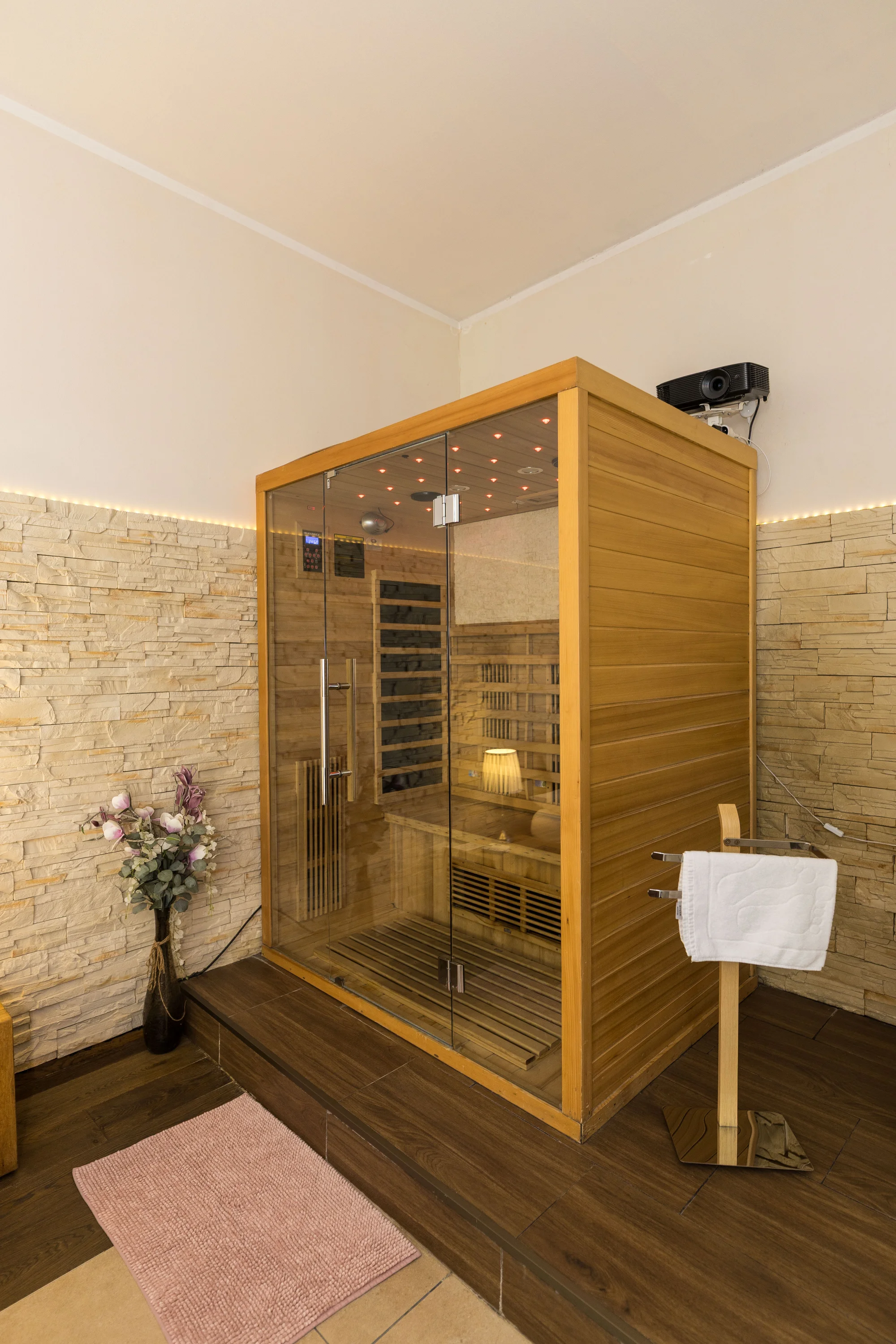 Wellness pobyt v Pardubicích: pokoje či domek s vířivkou a saunou, solná jeskyně i privátní wellness