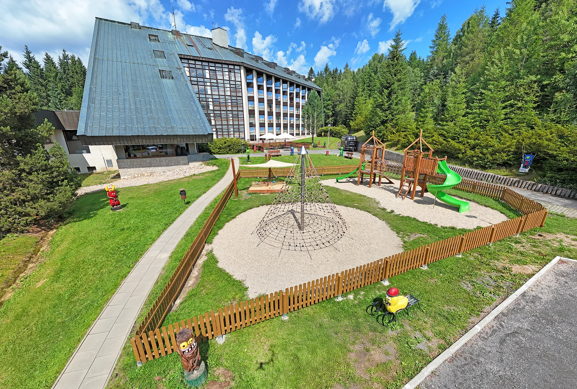Dovolená v Krkonoších: hotel v srdci Harrachova s polopenzí a bazénem