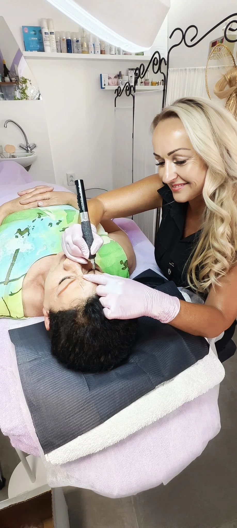 Permanentní make-up v salonu ve Vysočanech: pudrové obočí, oční linky i akvarelové rty