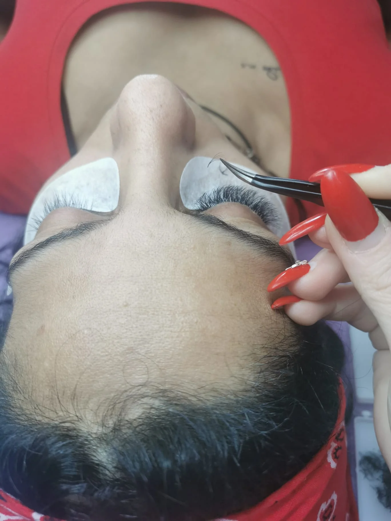Prodloužení řas v elegantním salonu: řasa na řasu i objemové 3D-5D