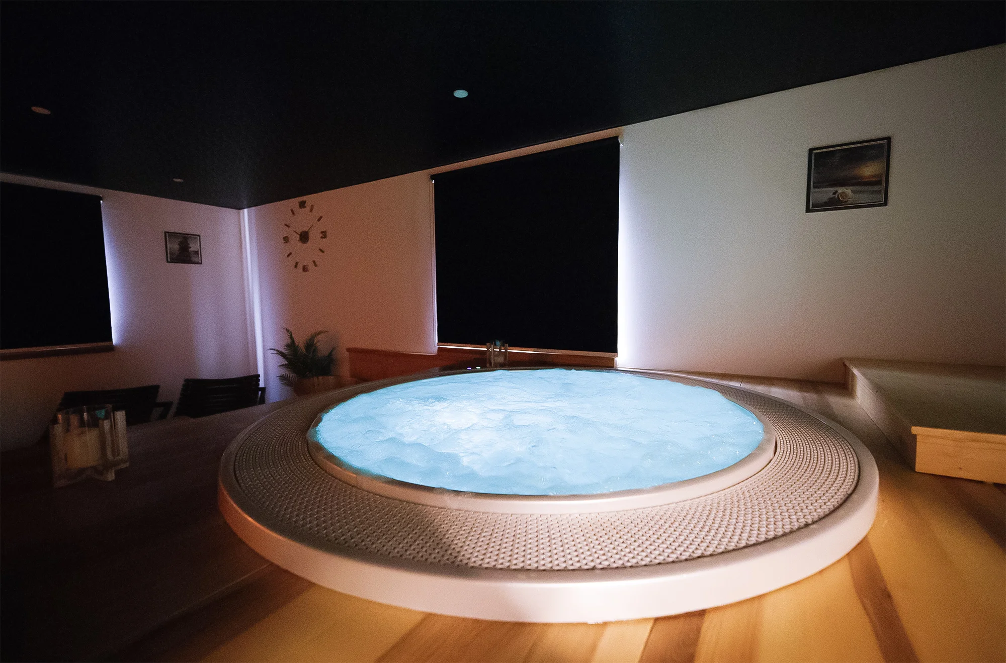 Privátní wellness pro dva na 1-3 hod.: vířivka, sauna, prosecco i obložená mísa