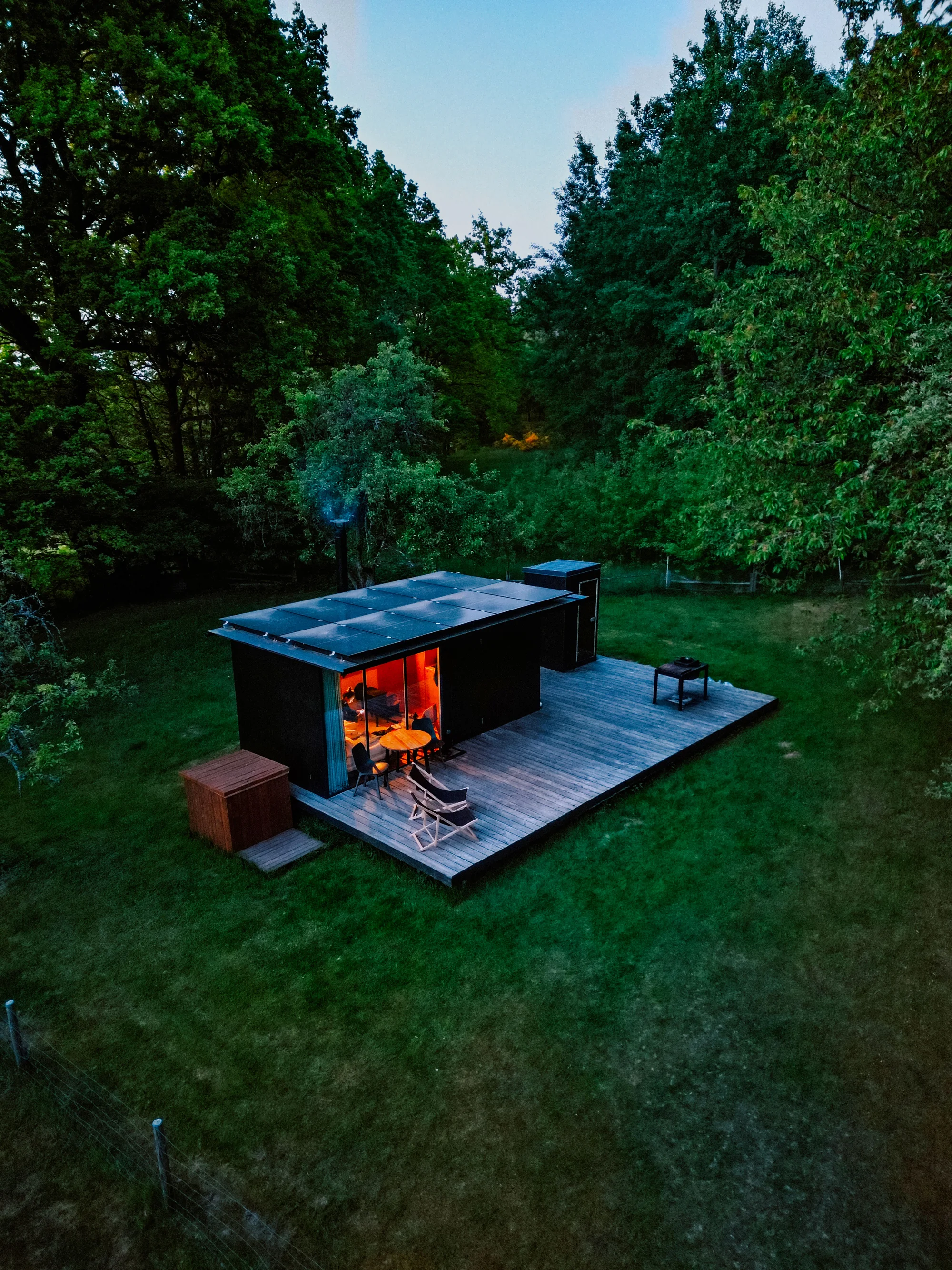 Minimalistický tiny house uprostřed přírody: soukromá sauna i grilovací stůl