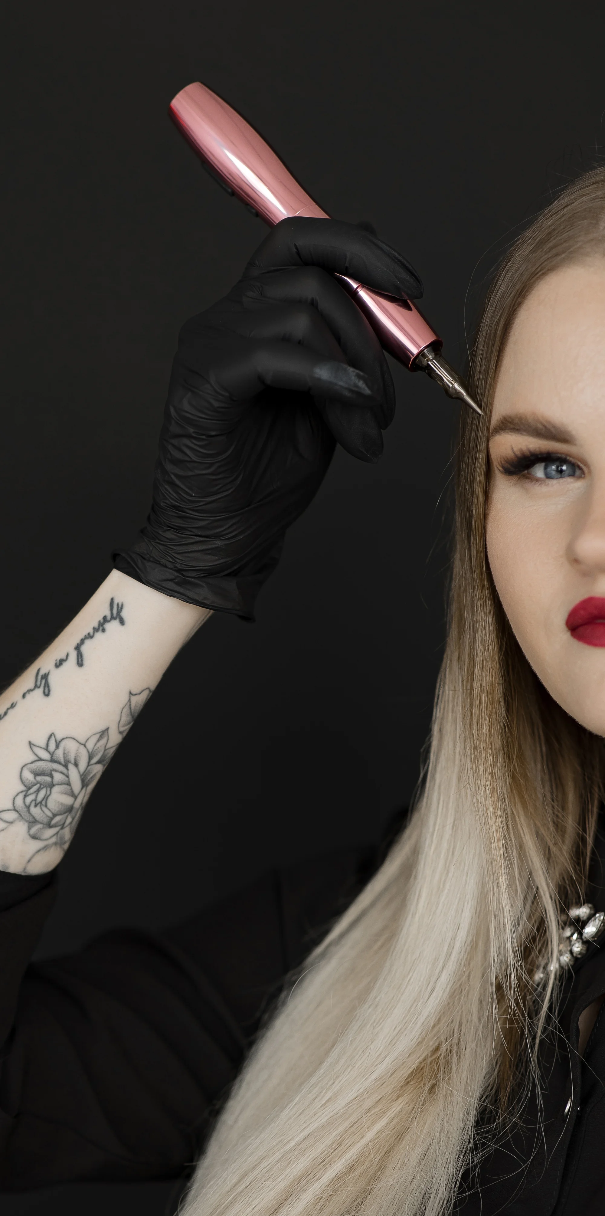 Upravená vždy a všude: vyrazte na permanentní make-up obočí či rtů
