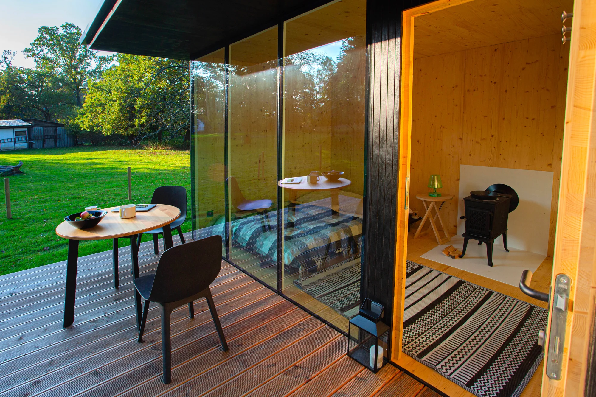 Minimalistický tiny house uprostřed přírody: soukromá sauna i grilovací stůl