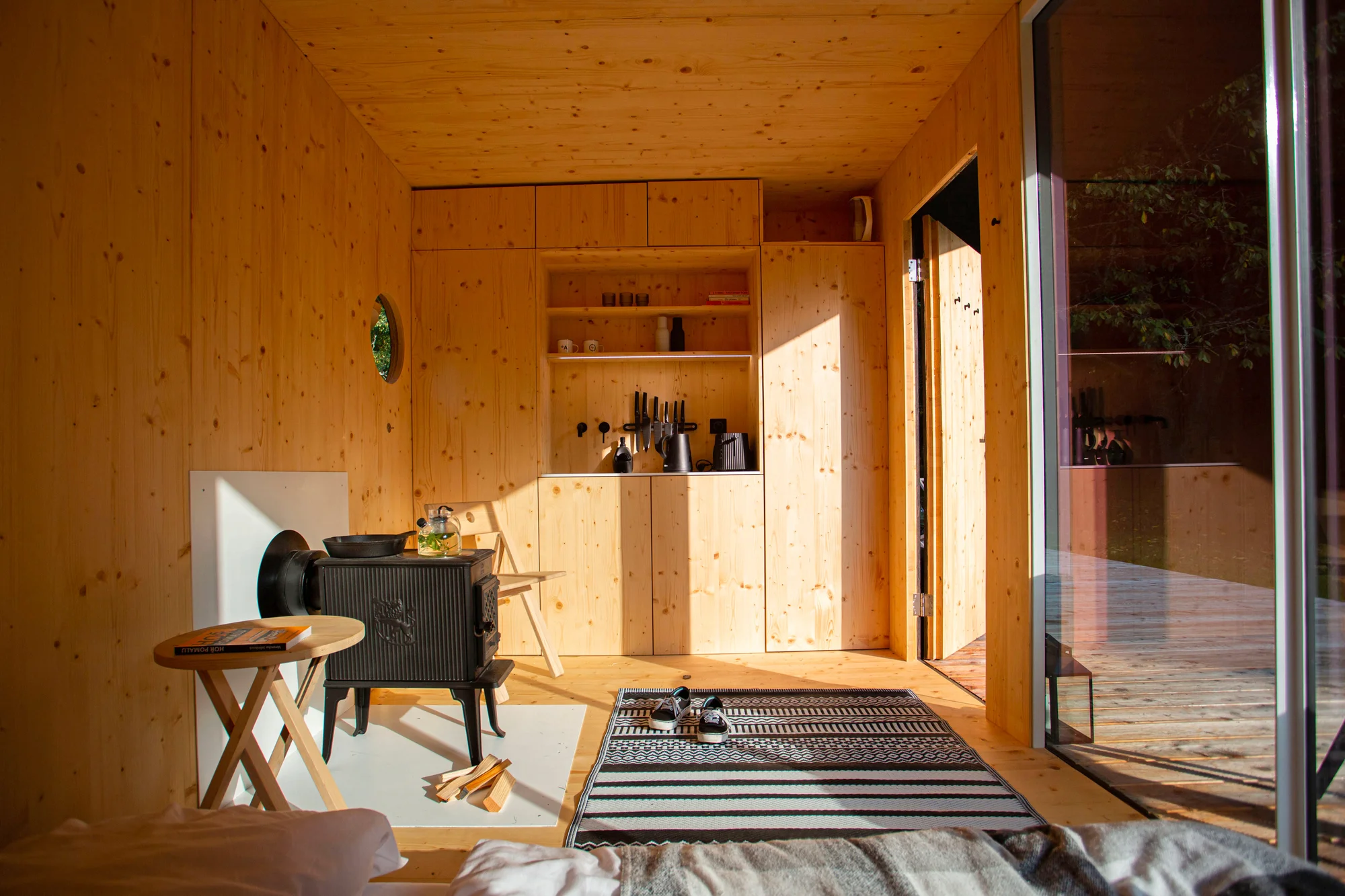 Minimalistický tiny house uprostřed přírody: soukromá sauna i grilovací stůl