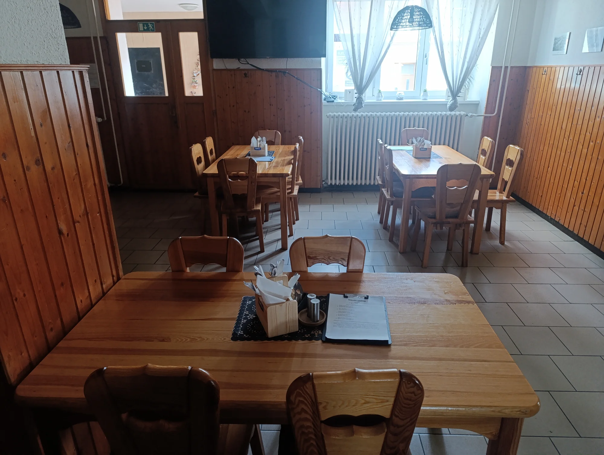 Prkno plné masových dobrot pro 2-6 osob: řízečky, žebra, křídla i hranolky