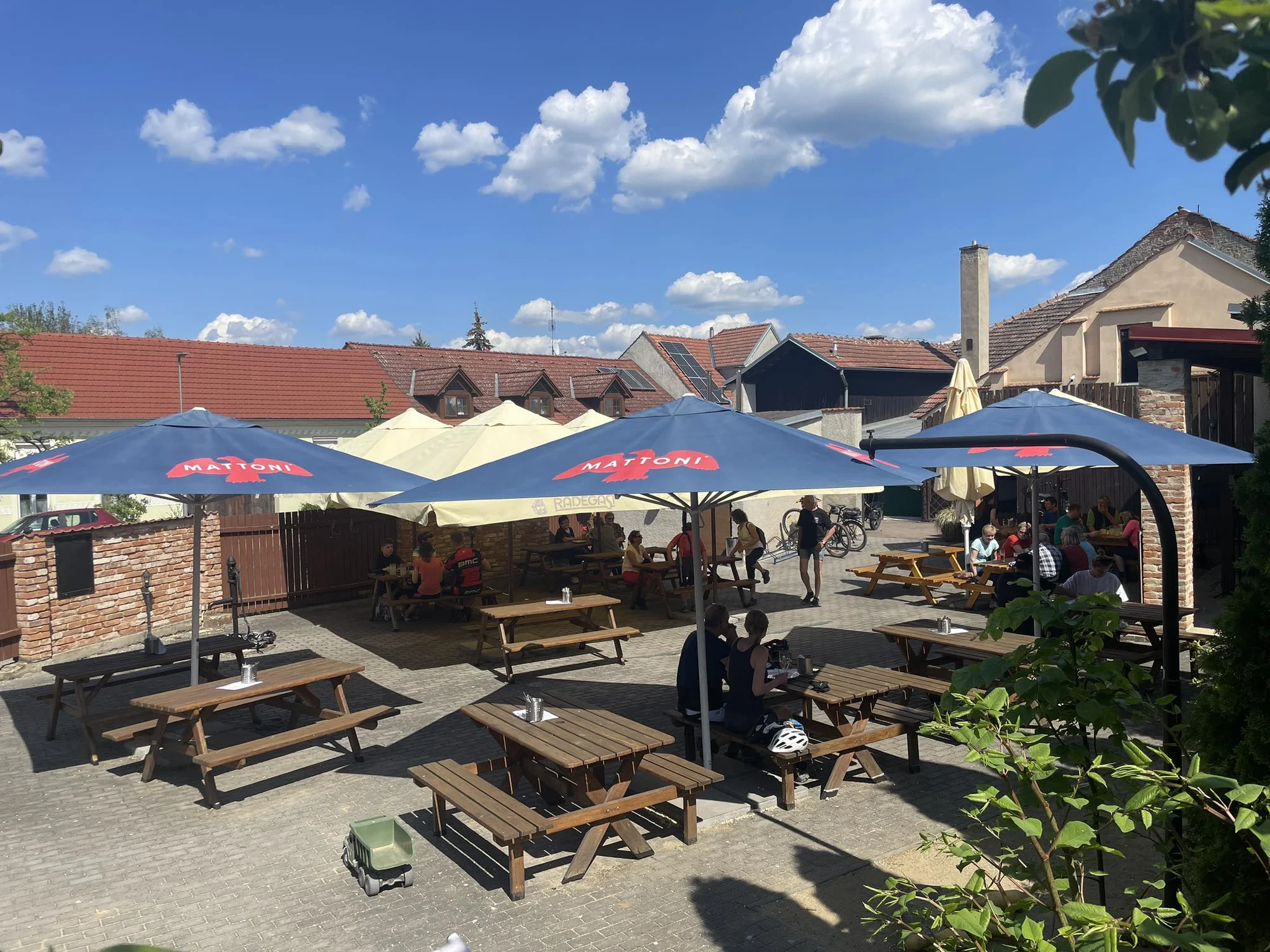 Prkno plné masových dobrot pro 2-6 osob: řízečky, žebra, křídla i hranolky