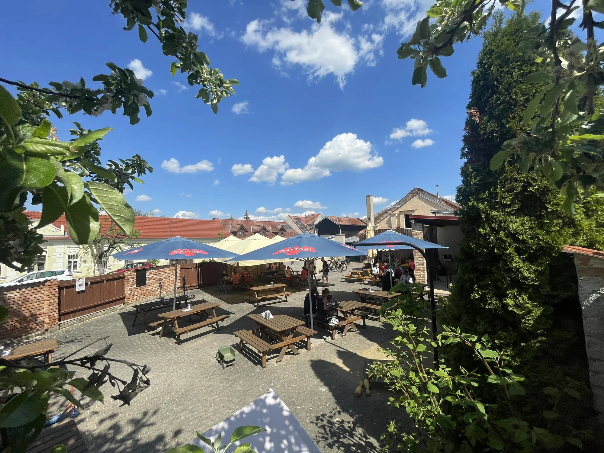 Prkno plné masových dobrot pro 2-6 osob: řízečky, žebra, křídla i hranolky