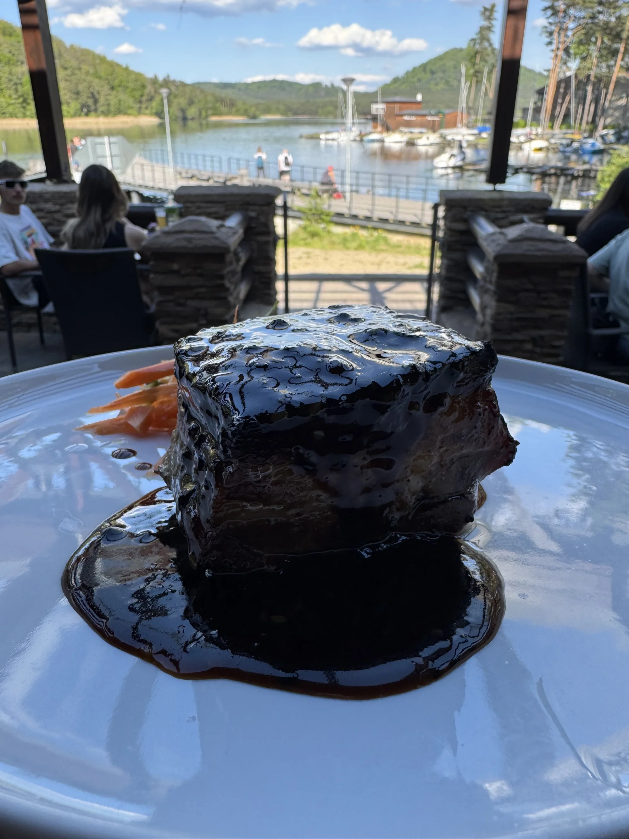 Tříchodové menu pro dva i s lahví vína u Máchova jezera: tatarák, steak i gelato