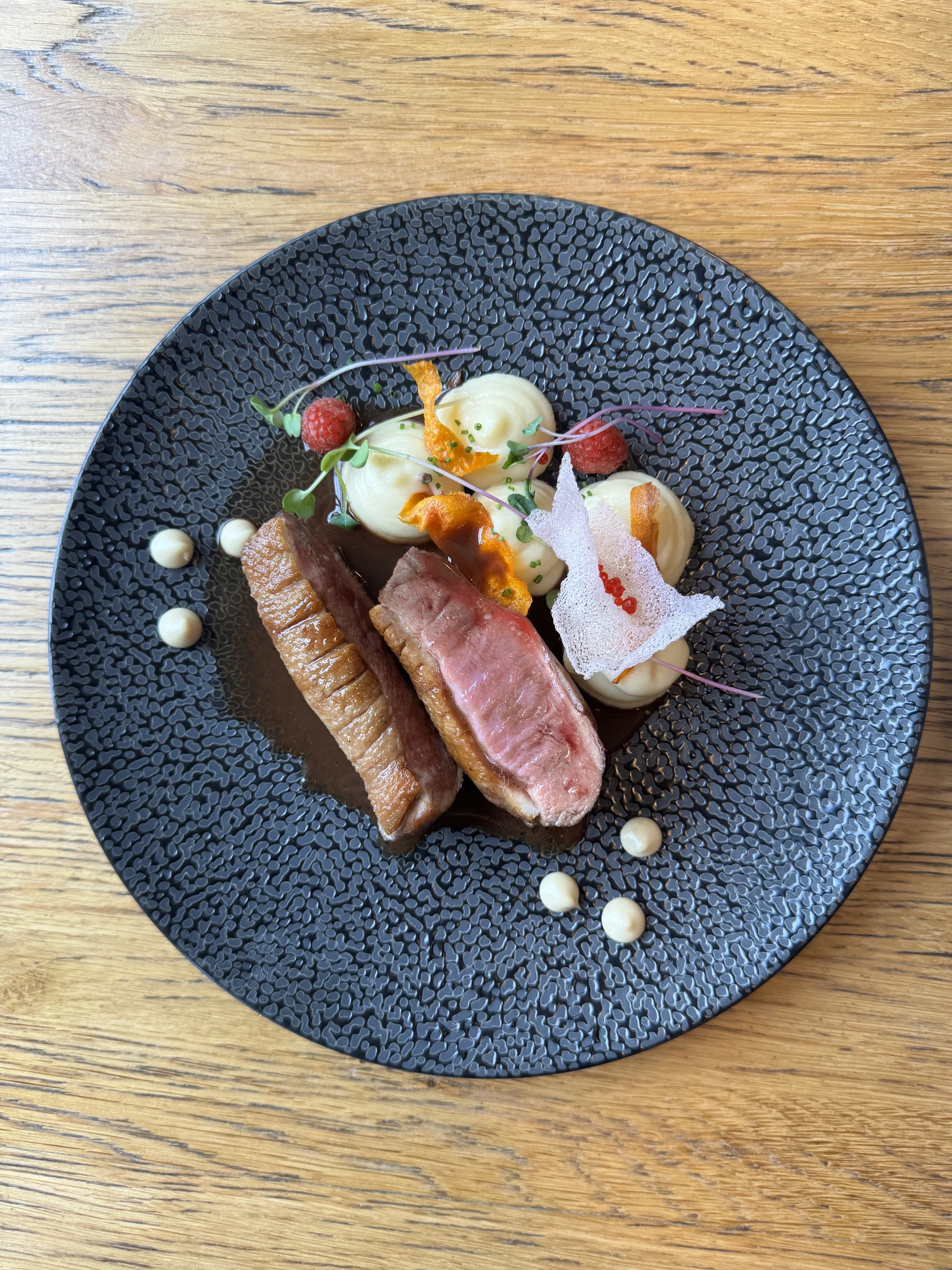 Tříchodové menu pro dva i s lahví vína u Máchova jezera: tatarák, steak i gelato