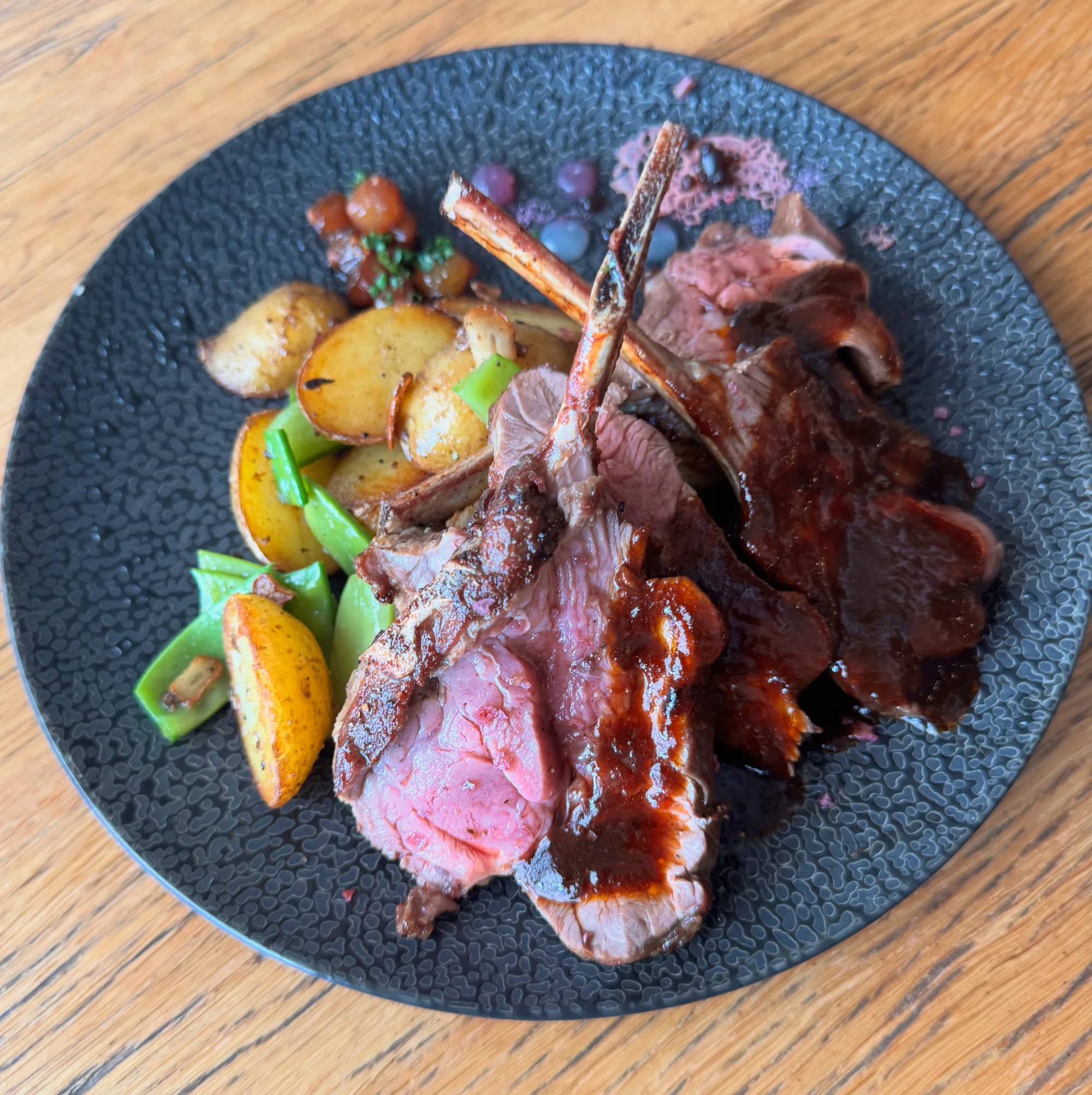 Tříchodové menu pro dva i s lahví vína u Máchova jezera: tatarák, steak i gelato