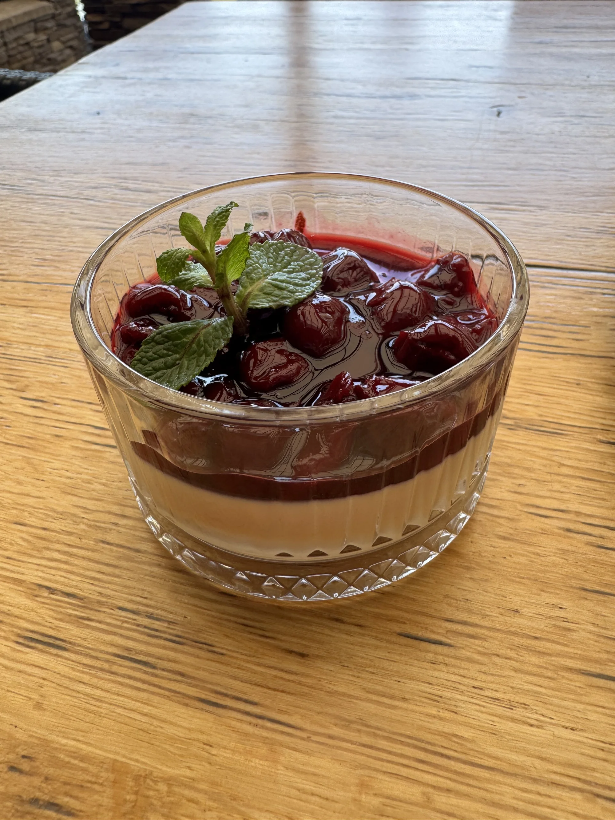 Tříchodové menu pro dva i s lahví vína u Máchova jezera: tatarák, steak i gelato