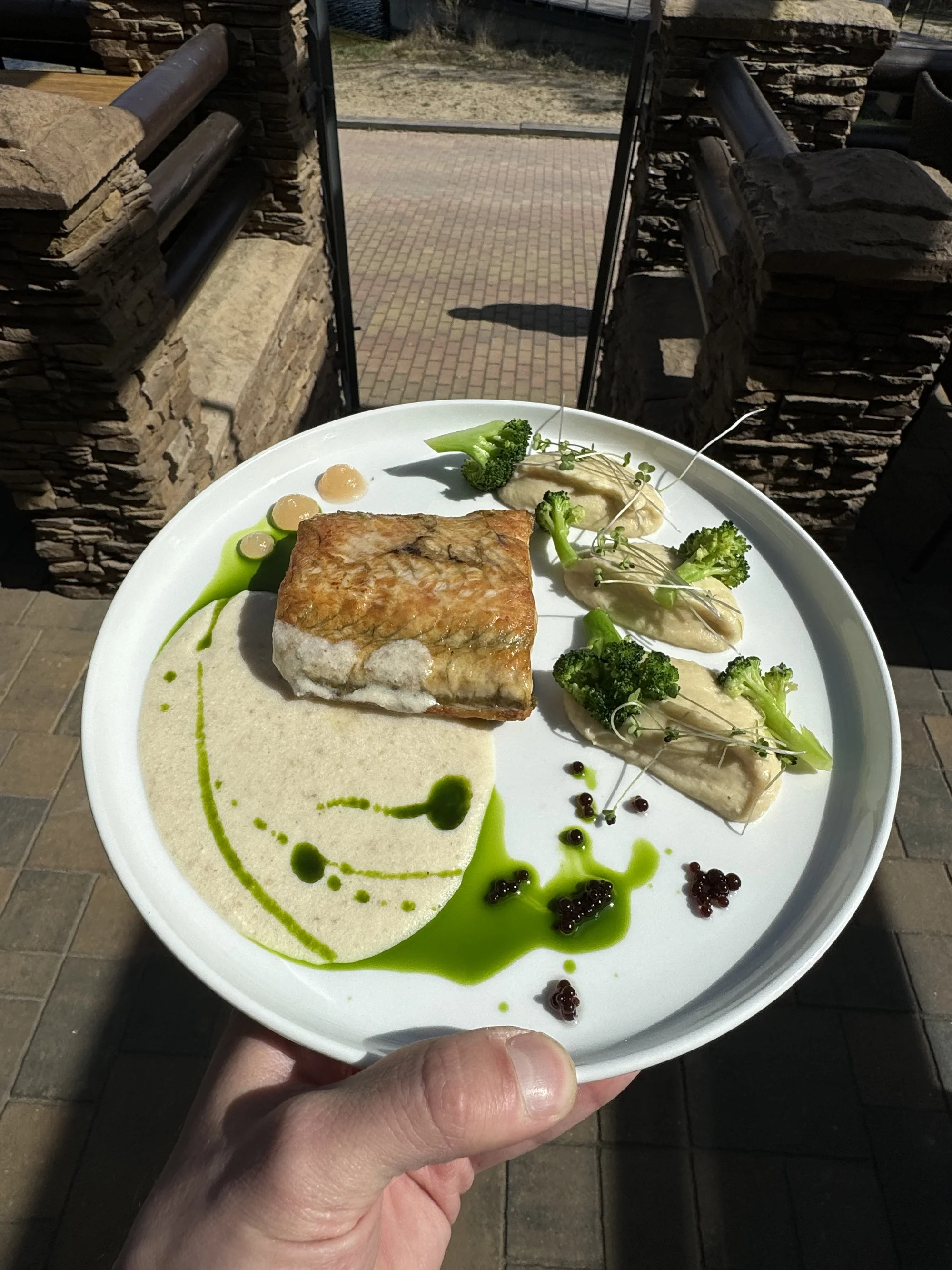 Tříchodové menu pro dva i s lahví vína u Máchova jezera: tatarák, steak i gelato