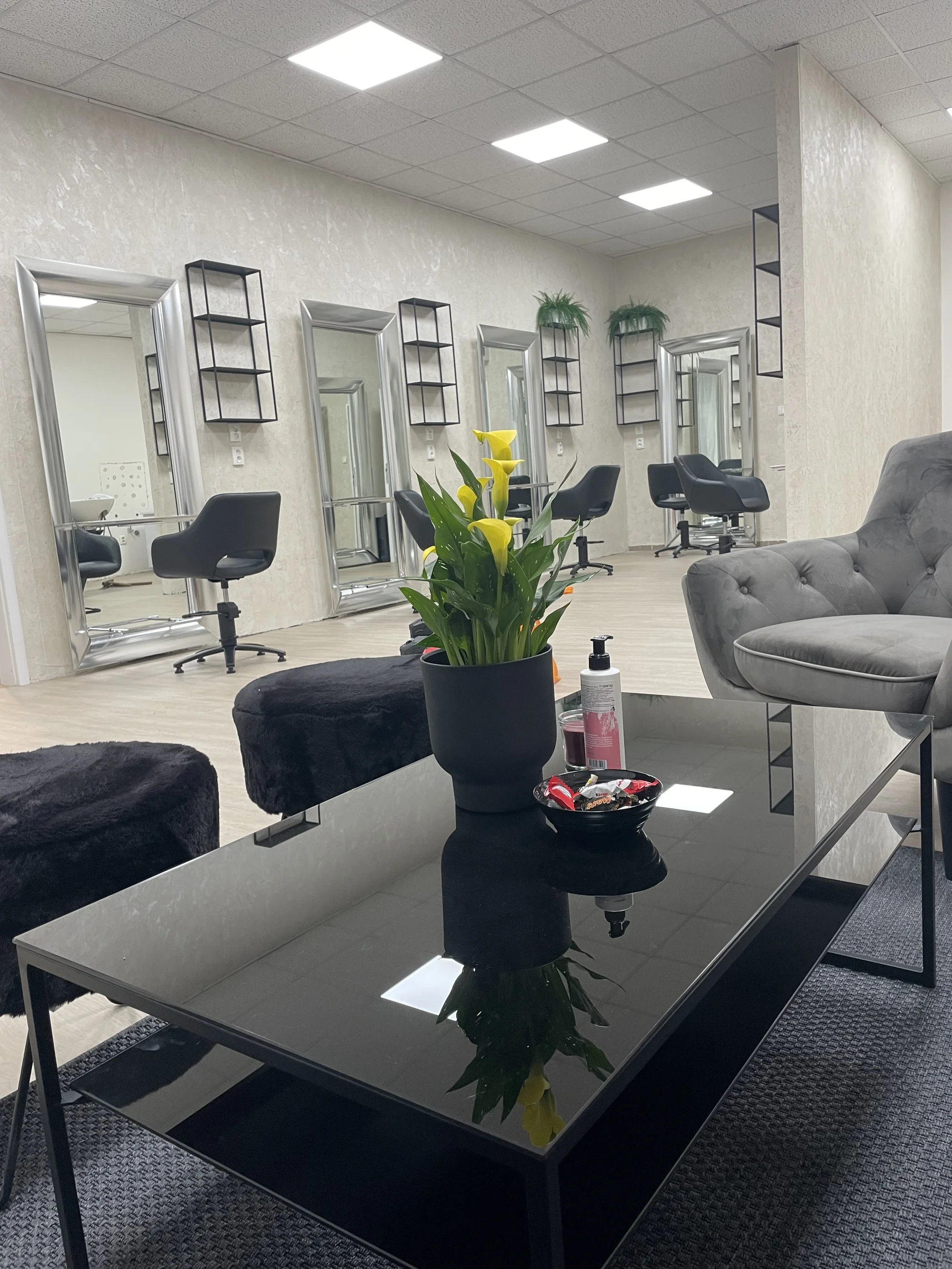 Kompletní kadeřnické služby: střih, barvení, zesvětlení a regenerační péče