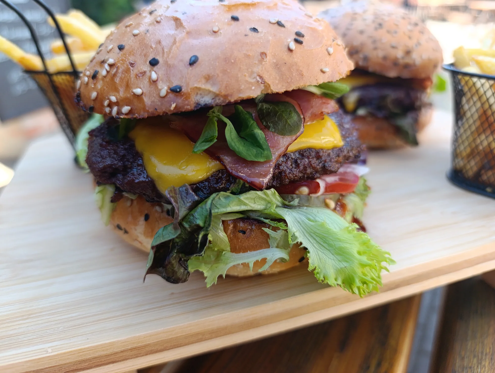 Bacon burger nebo cheeseburger s hranolky v Knínickém hostinci, pro 1 či 2 osoby