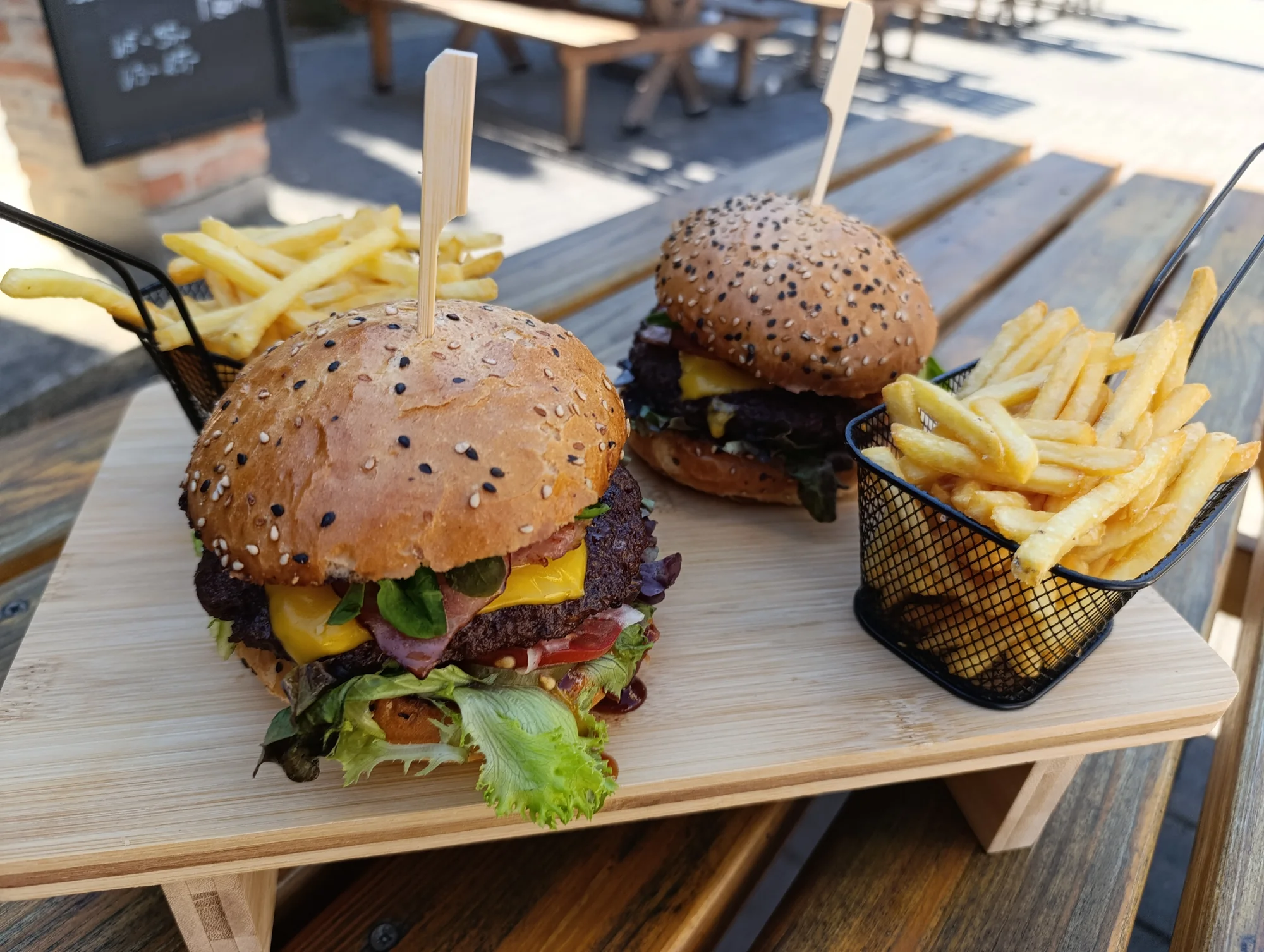 Bacon burger nebo cheeseburger s hranolky v Knínickém hostinci, pro 1 či 2 osoby