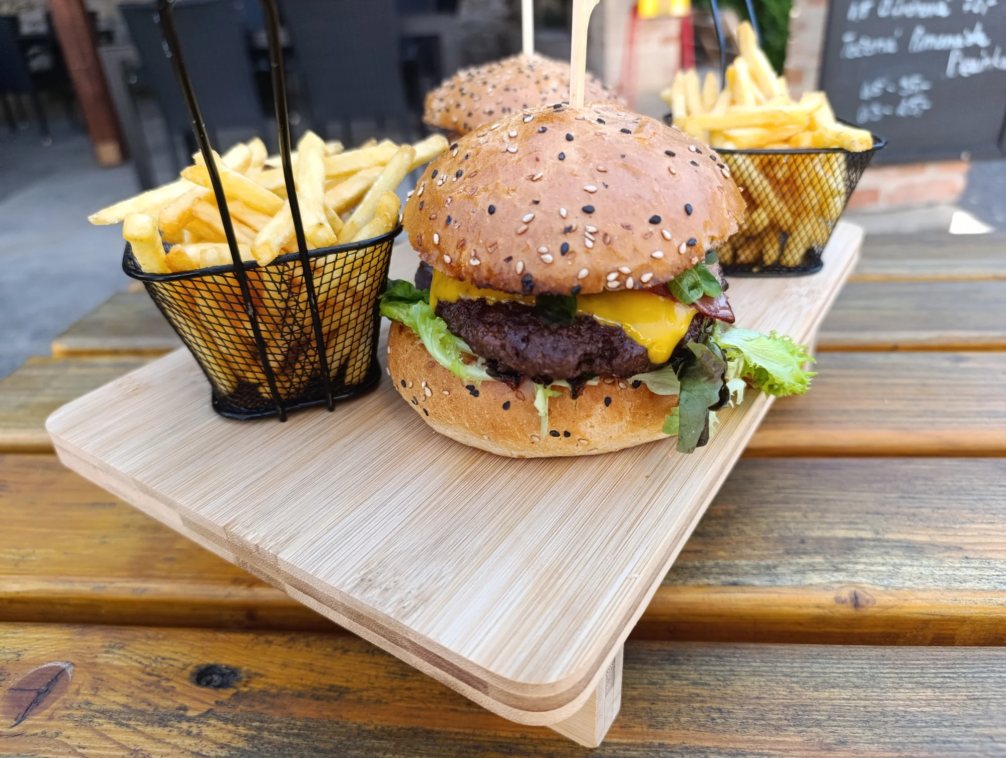 Bacon burger nebo cheeseburger s hranolky v Knínickém hostinci, pro 1 či 2 osoby