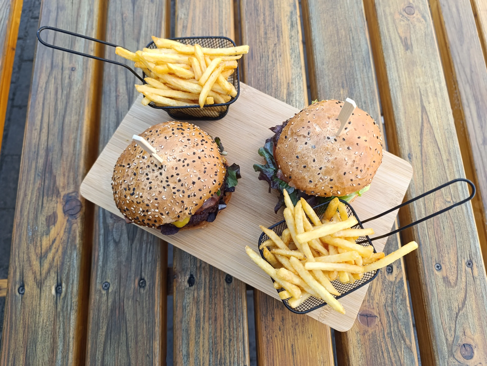 Bacon burger nebo cheeseburger s hranolky v Knínickém hostinci, pro 1 či 2 osoby