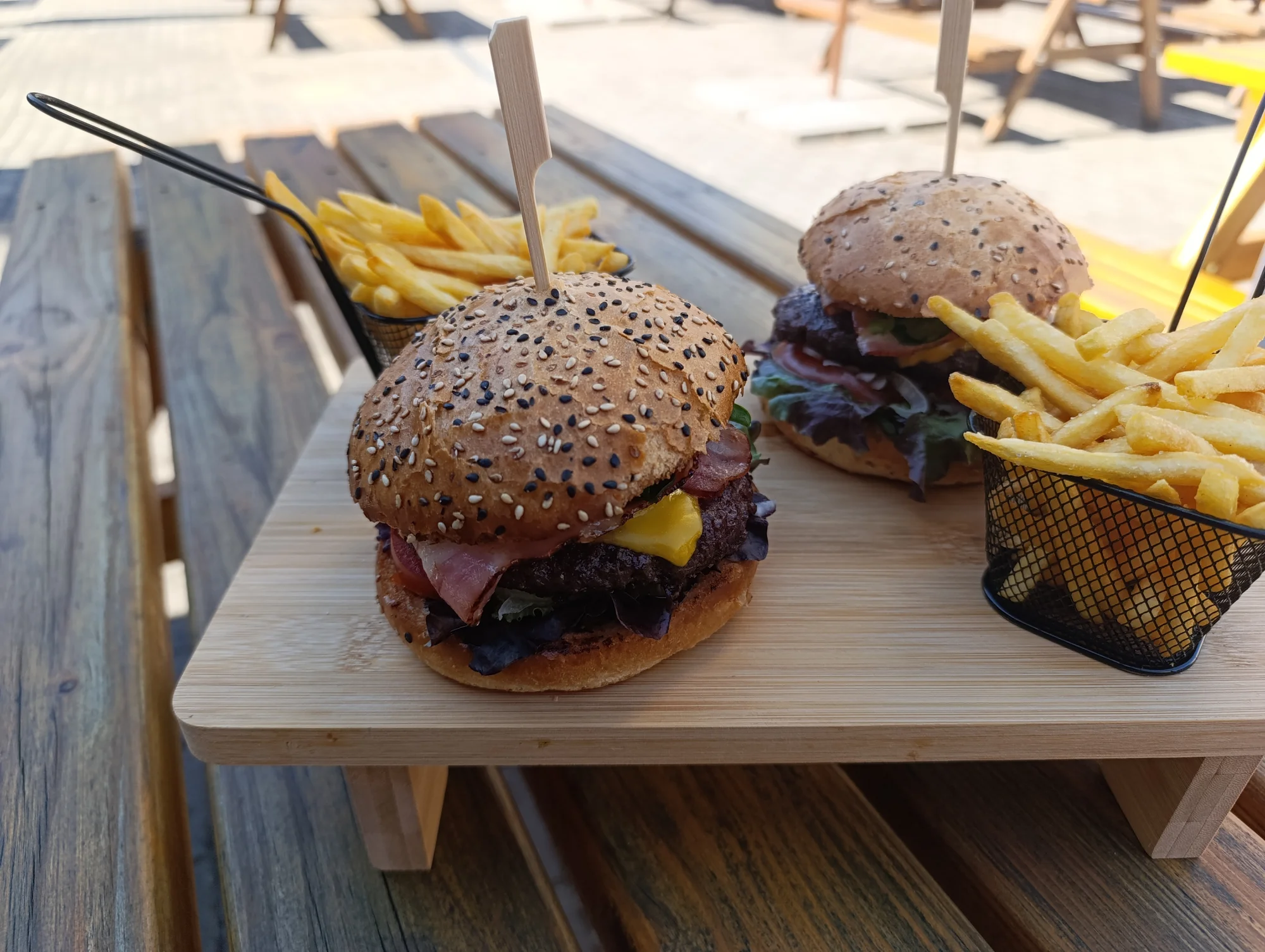 Bacon burger nebo cheeseburger s hranolky v Knínickém hostinci, pro 1 či 2 osoby