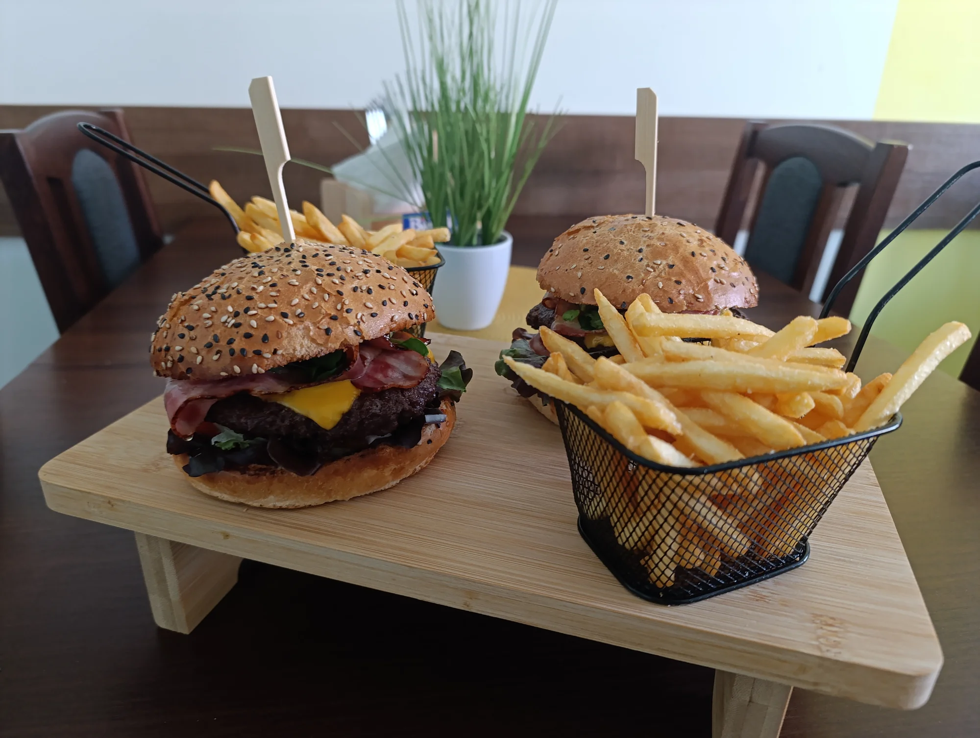 Bacon burger nebo cheeseburger s hranolky v Knínickém hostinci, pro 1 či 2 osoby