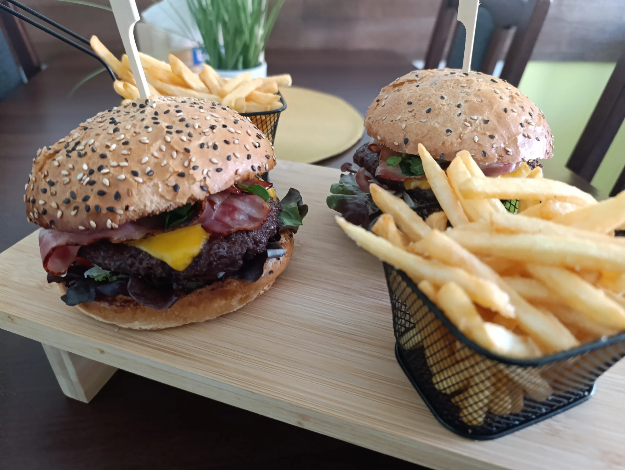 Bacon burger nebo cheeseburger s hranolky v Knínickém hostinci, pro 1 či 2 osoby