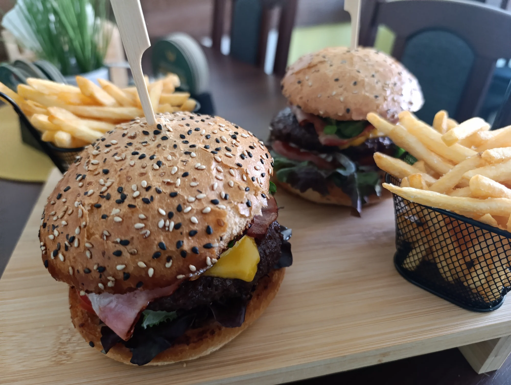 Bacon burger nebo cheeseburger s hranolky v Knínickém hostinci, pro 1 či 2 osoby