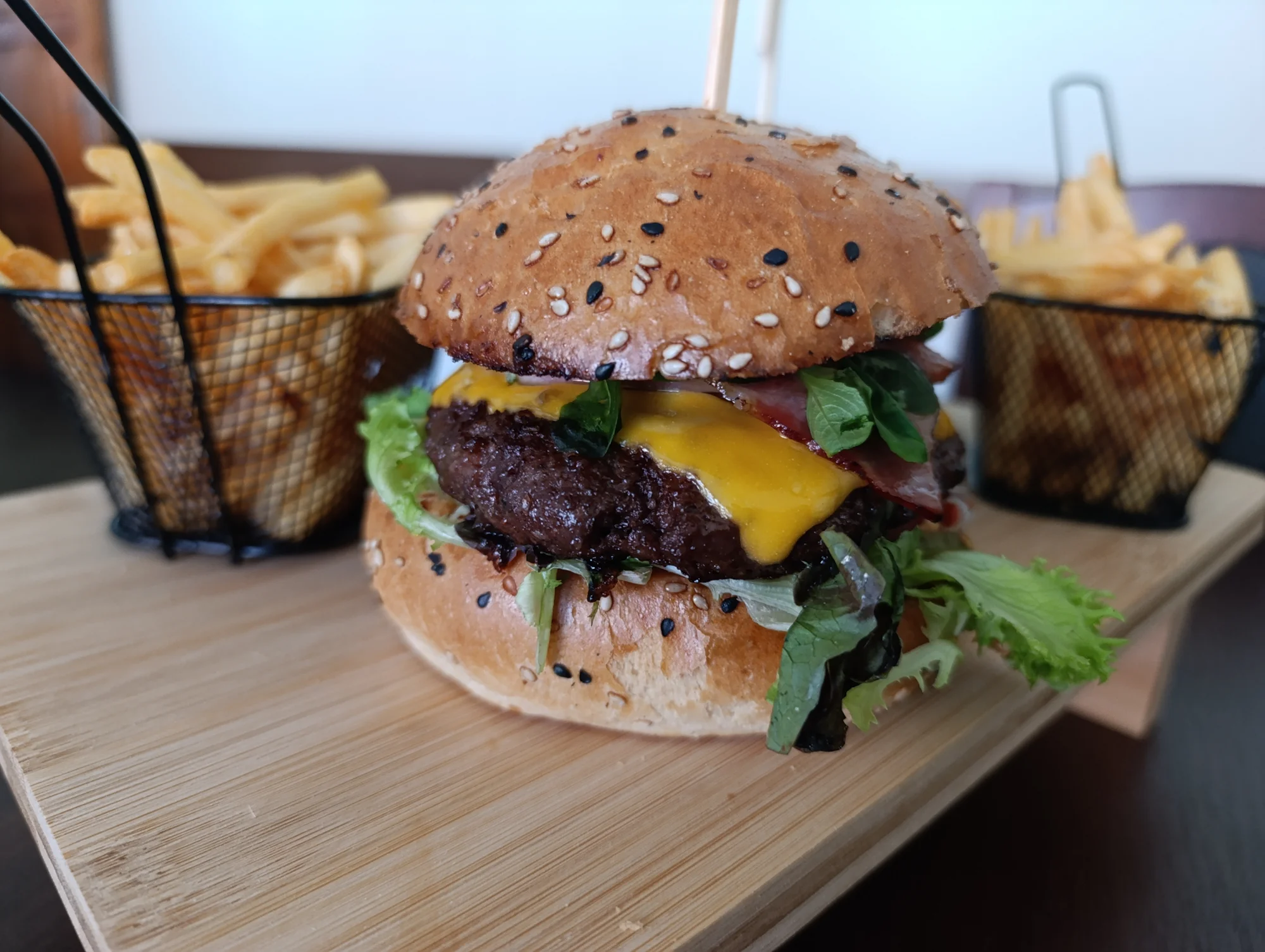 Bacon burger nebo cheeseburger s hranolky v Knínickém hostinci, pro 1 či 2 osoby
