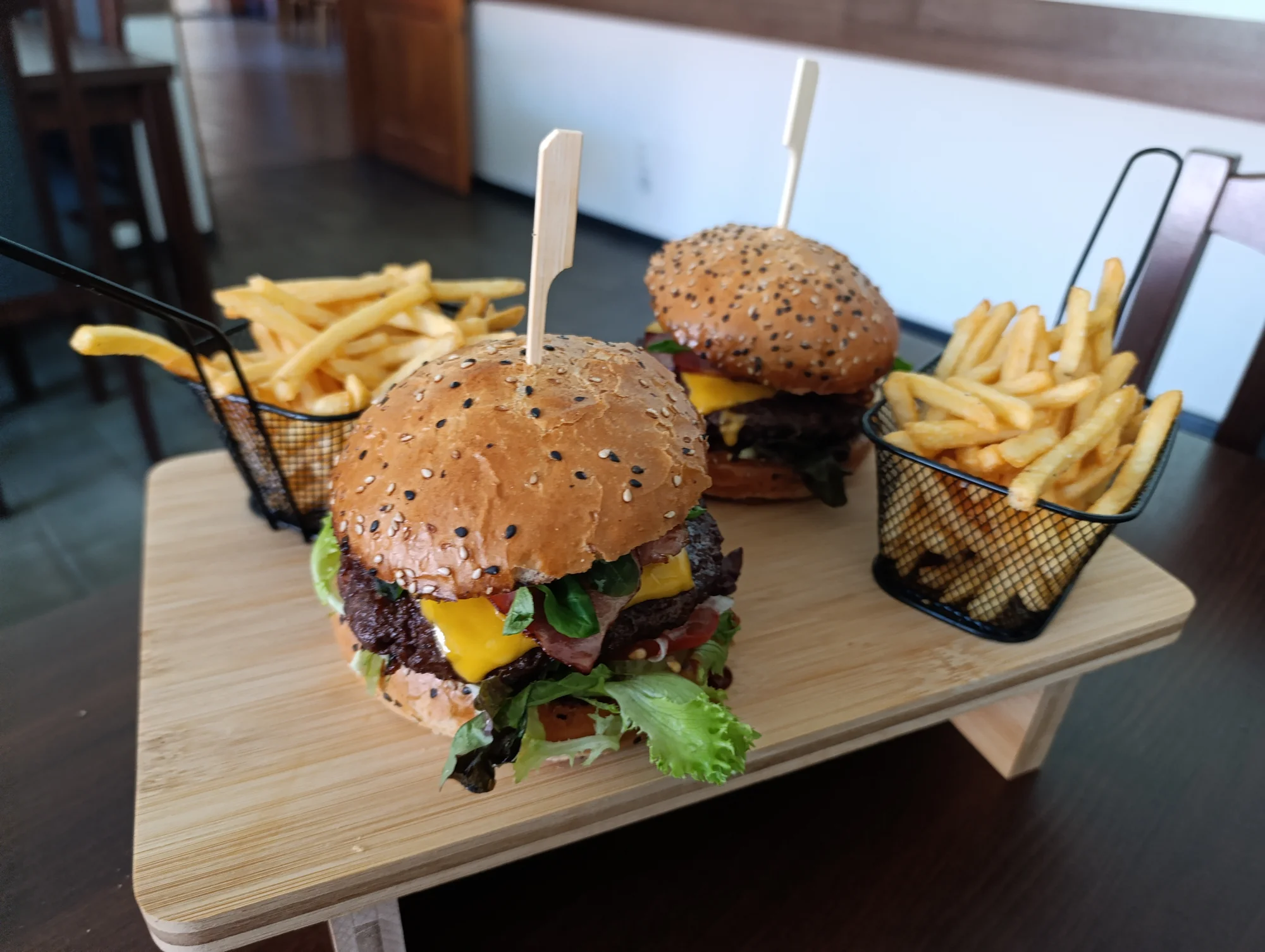 Bacon burger nebo cheeseburger s hranolky v Knínickém hostinci, pro 1 či 2 osoby
