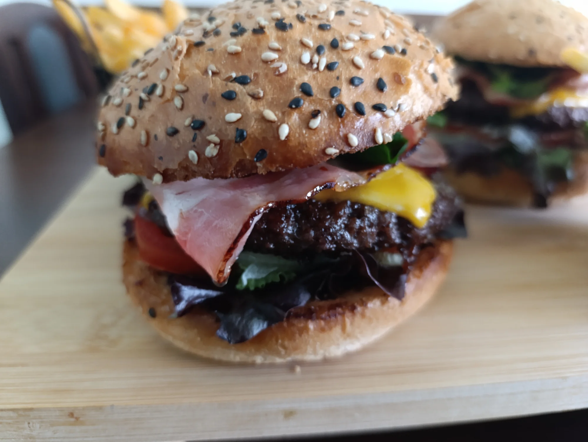 Bacon burger nebo cheeseburger s hranolky v Knínickém hostinci, pro 1 či 2 osoby