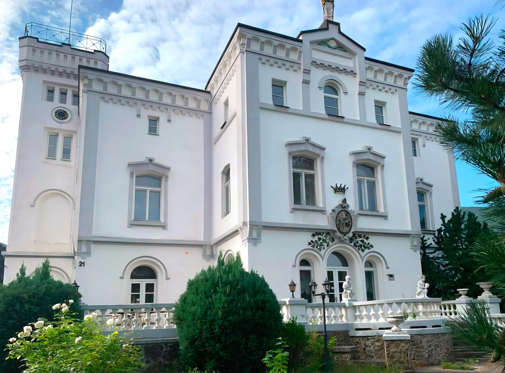 Novogotický zámeček nedaleko Litvínova: romantický pobyt se snídaní, pokoj s vířivkou
