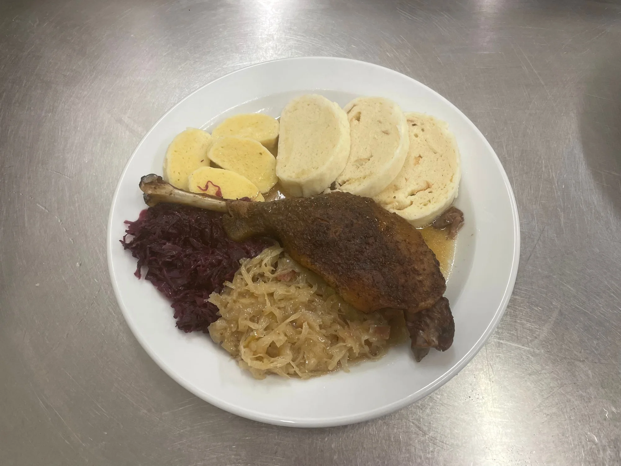 Oběd v poctivé české hospůdce: polední menu s polévkou a nápojem pro 1 i 2 osoby
