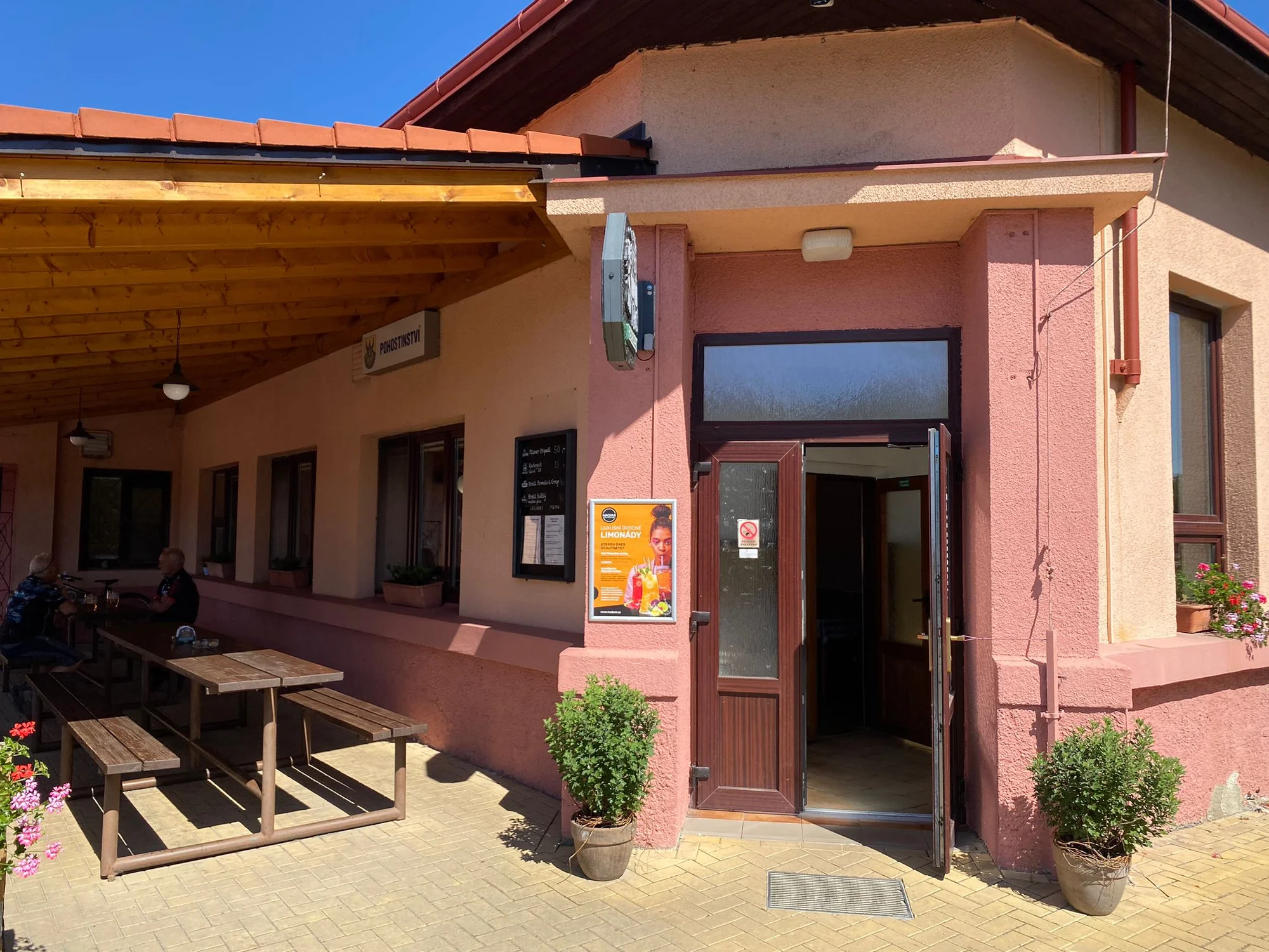 Oběd v poctivé české hospůdce: polední menu s polévkou a nápojem pro 1 i 2 osoby