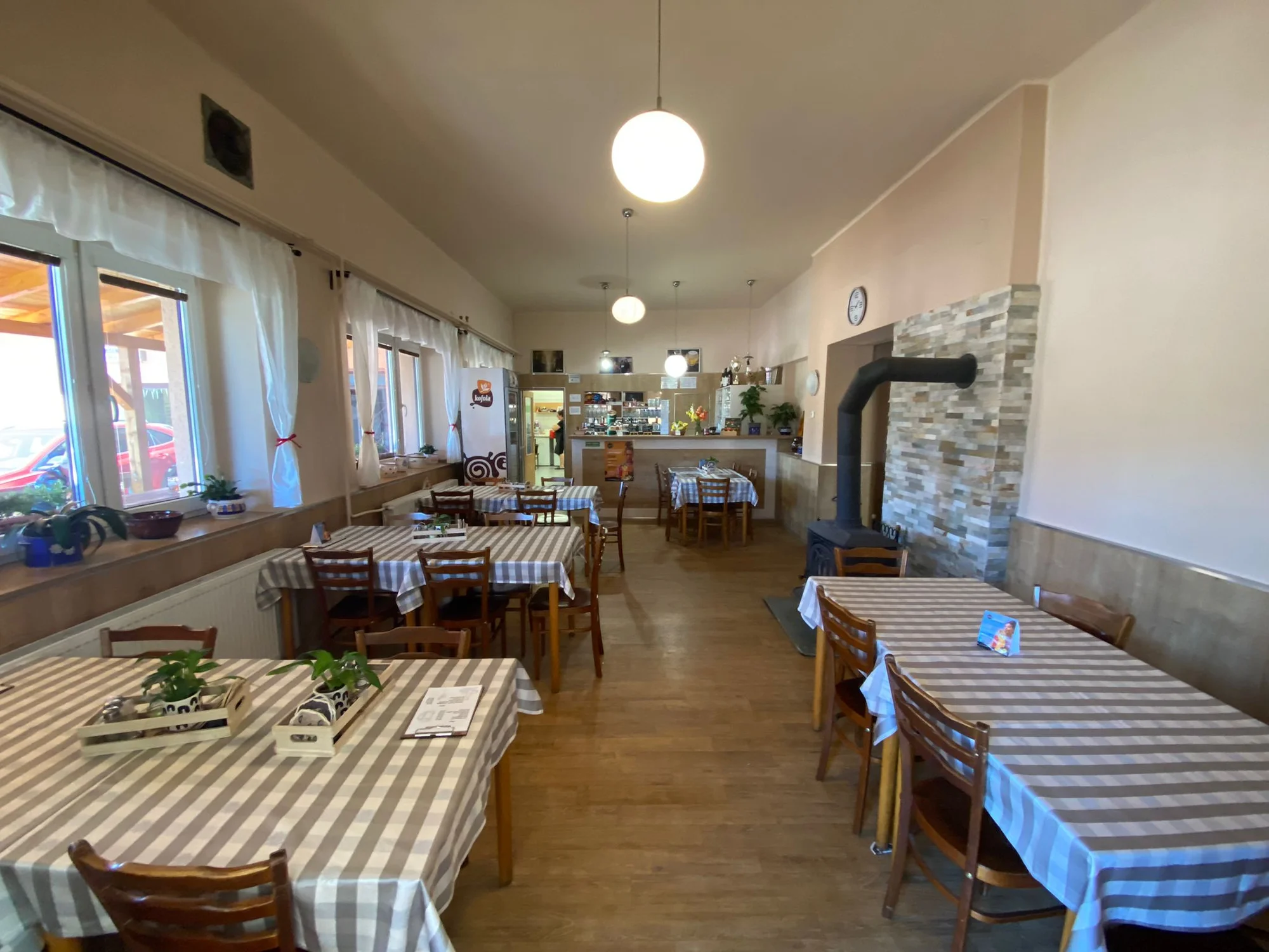 Oběd v poctivé české hospůdce: polední menu s polévkou a nápojem pro 1 i 2 osoby