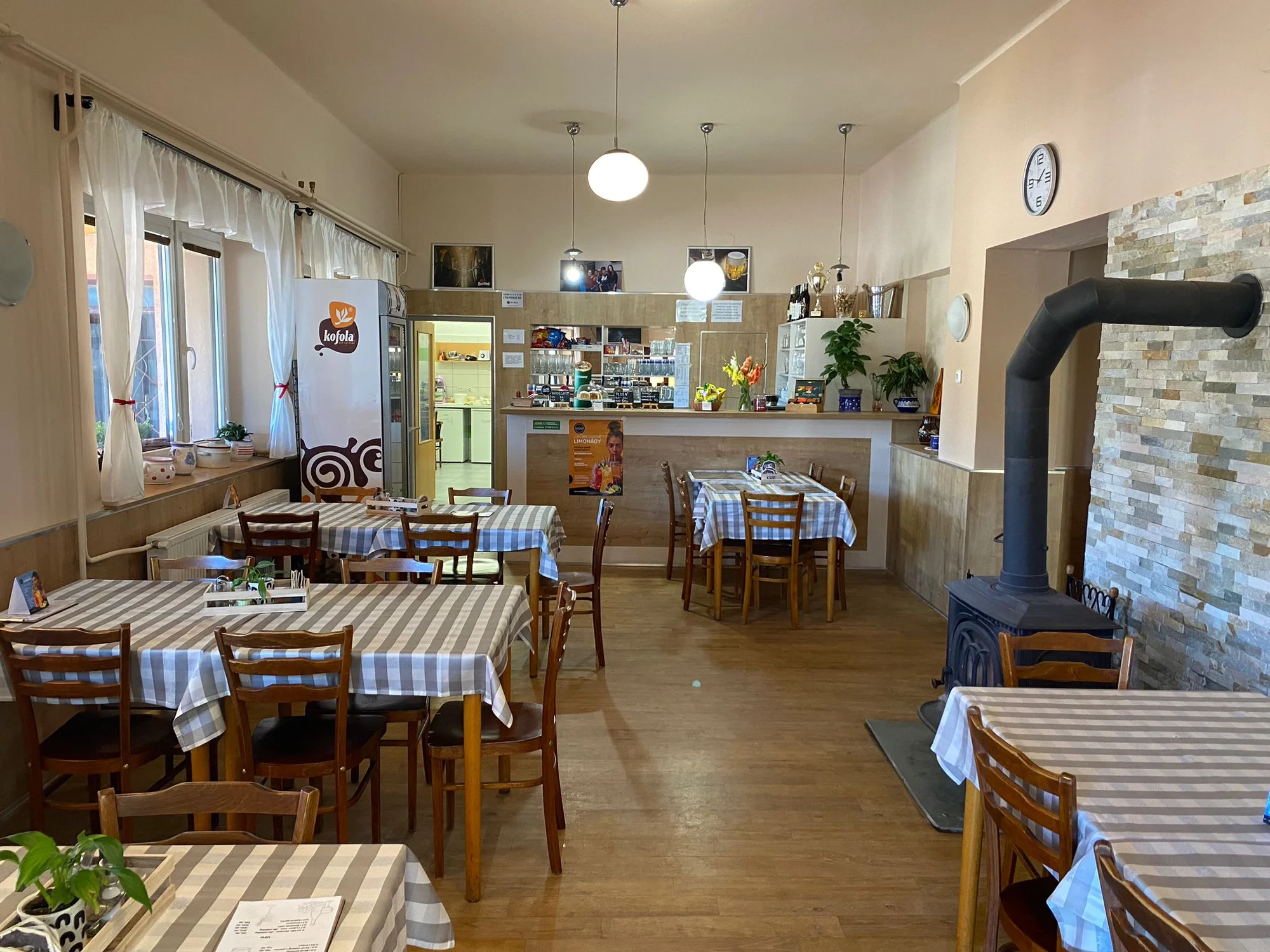 Oběd v poctivé české hospůdce: polední menu s polévkou a nápojem pro 1 i 2 osoby