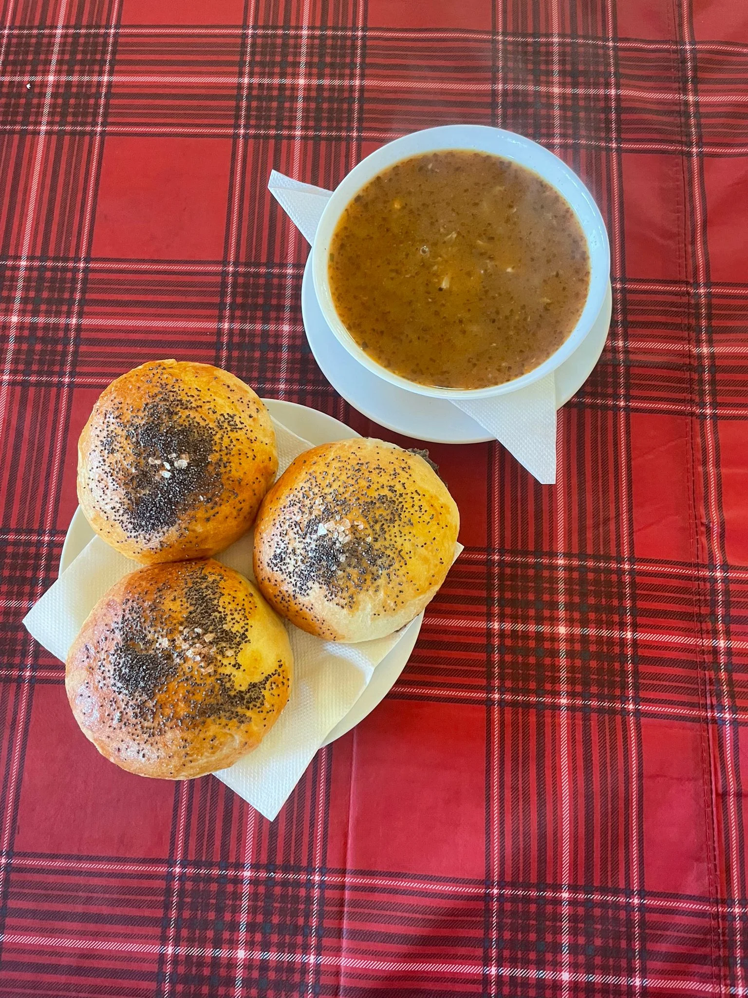 Oběd v poctivé české hospůdce: polední menu s polévkou a nápojem pro 1 i 2 osoby