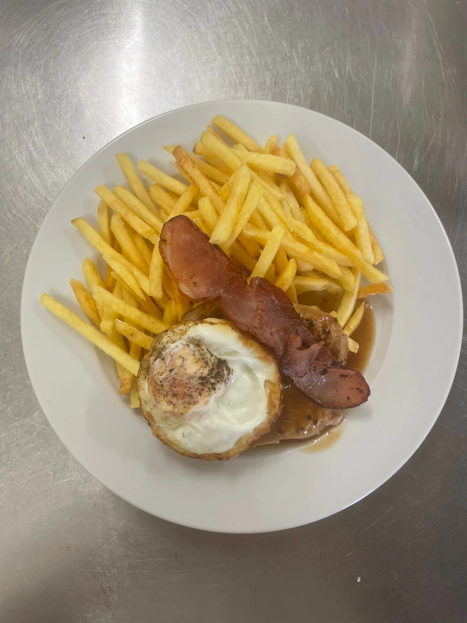 Oběd v poctivé české hospůdce: polední menu s polévkou a nápojem pro 1 i 2 osoby