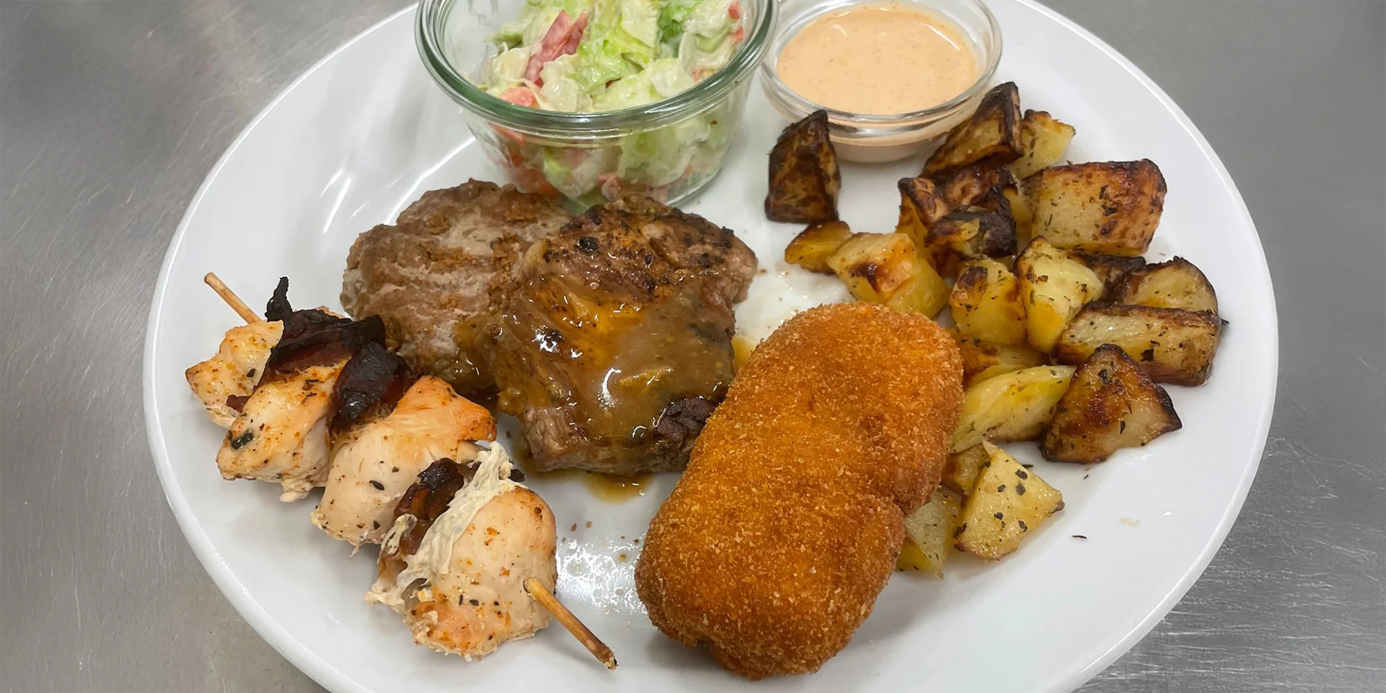 Oběd v poctivé české hospůdce: polední menu s polévkou a nápojem pro 1 i 2 osoby